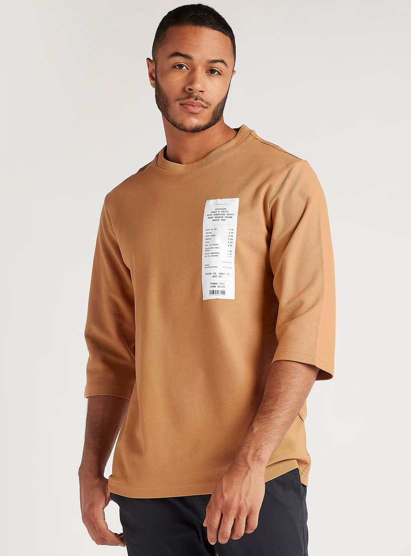 تيشيرت بياقة ضيّقة وأكمام 3/4 وطبعات-men-clothing-tshirtsandpolos-tshirts-image-1
