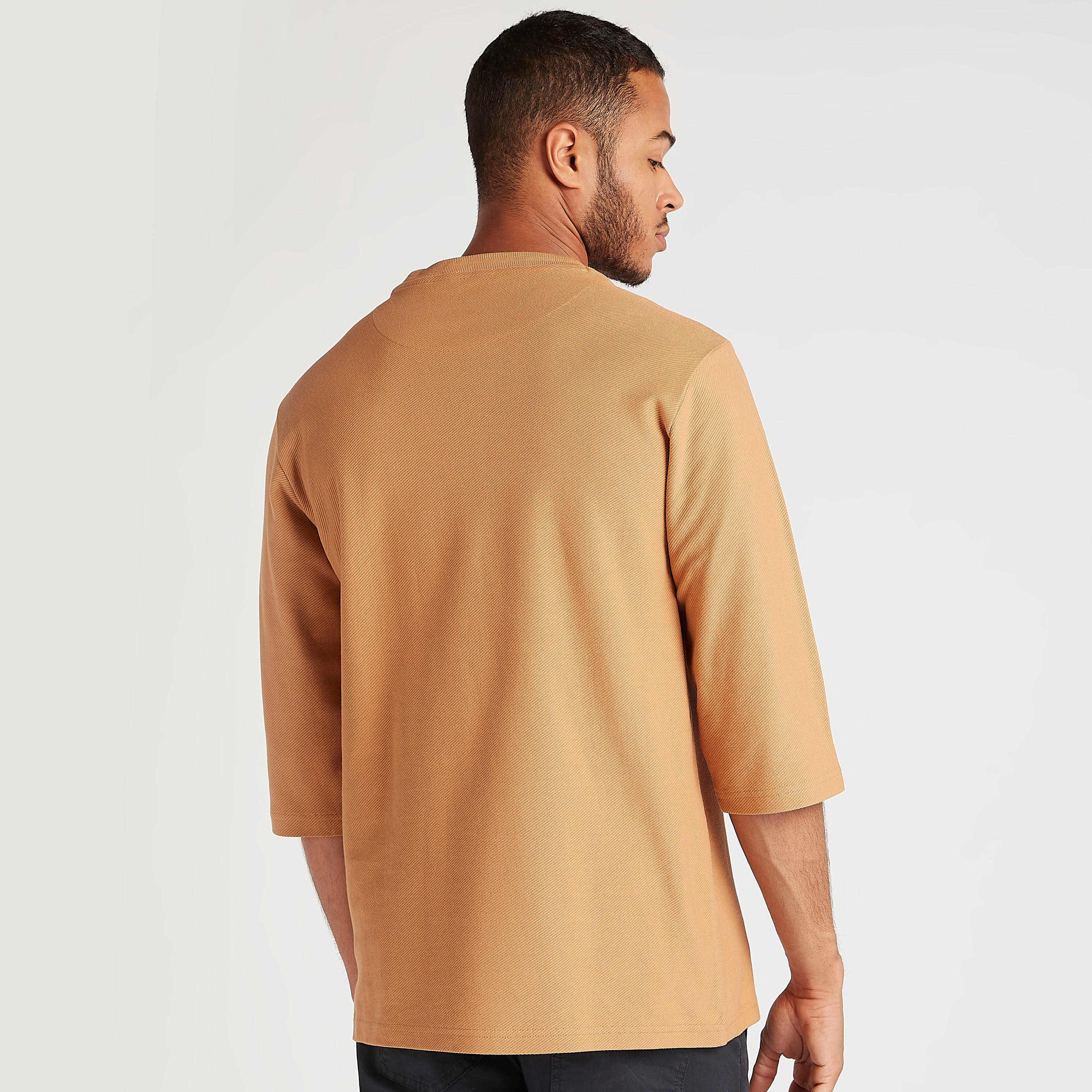 تيشيرت بياقة ضيّقة وأكمام 3/4 وطبعات-men-clothing-tshirtsandpolos-tshirts-image-3