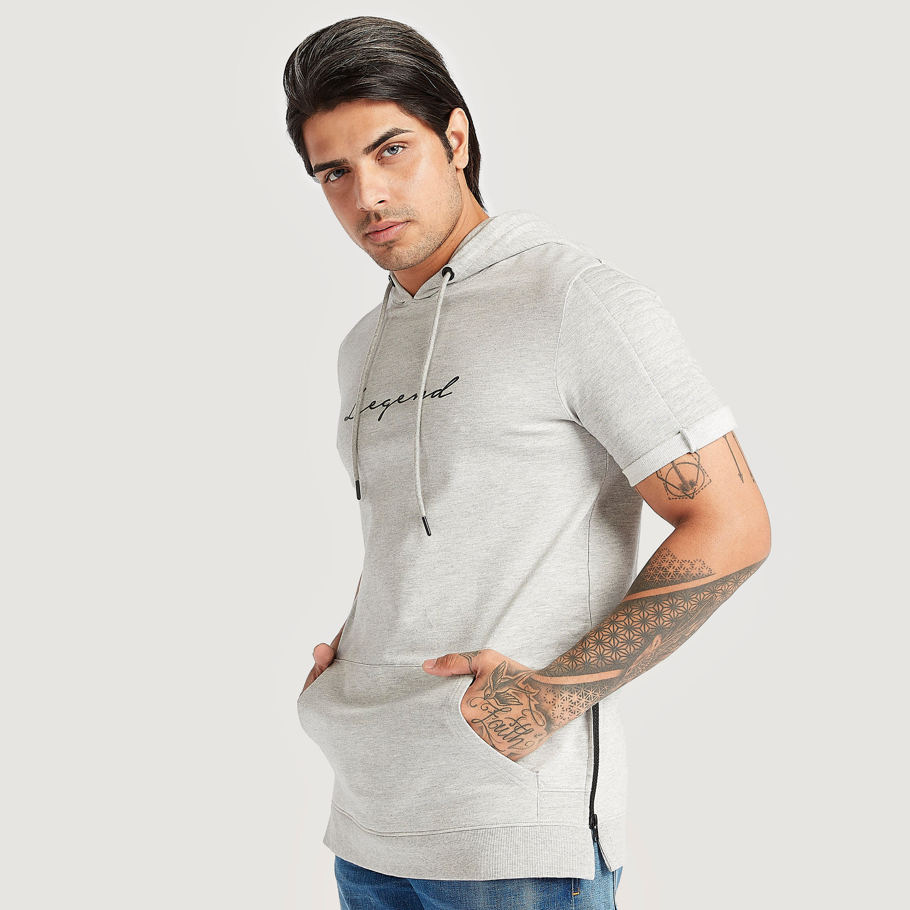 هودي بطبعات وأكمام قصيرة وجيوب-men-winterwear-hoodiesandsweatshirts-image-1