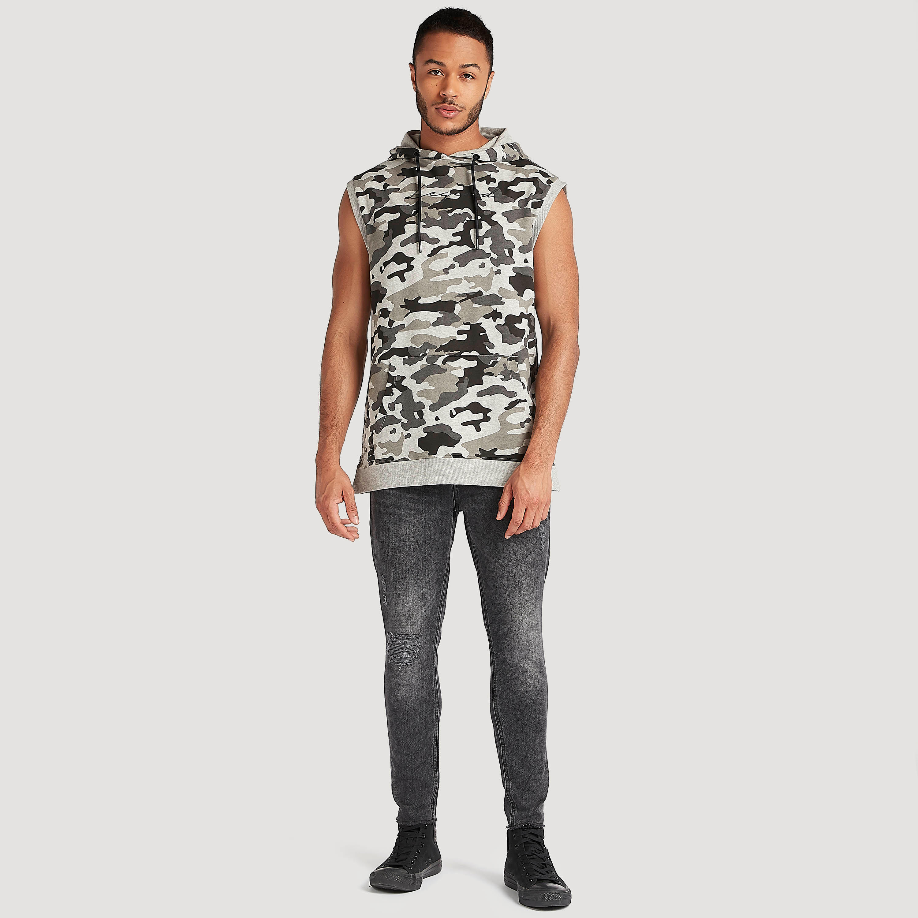 هودي دون أكمام بطبعات مموّهة وجيوب-men-winterwear-hoodiesandsweatshirts-image-2