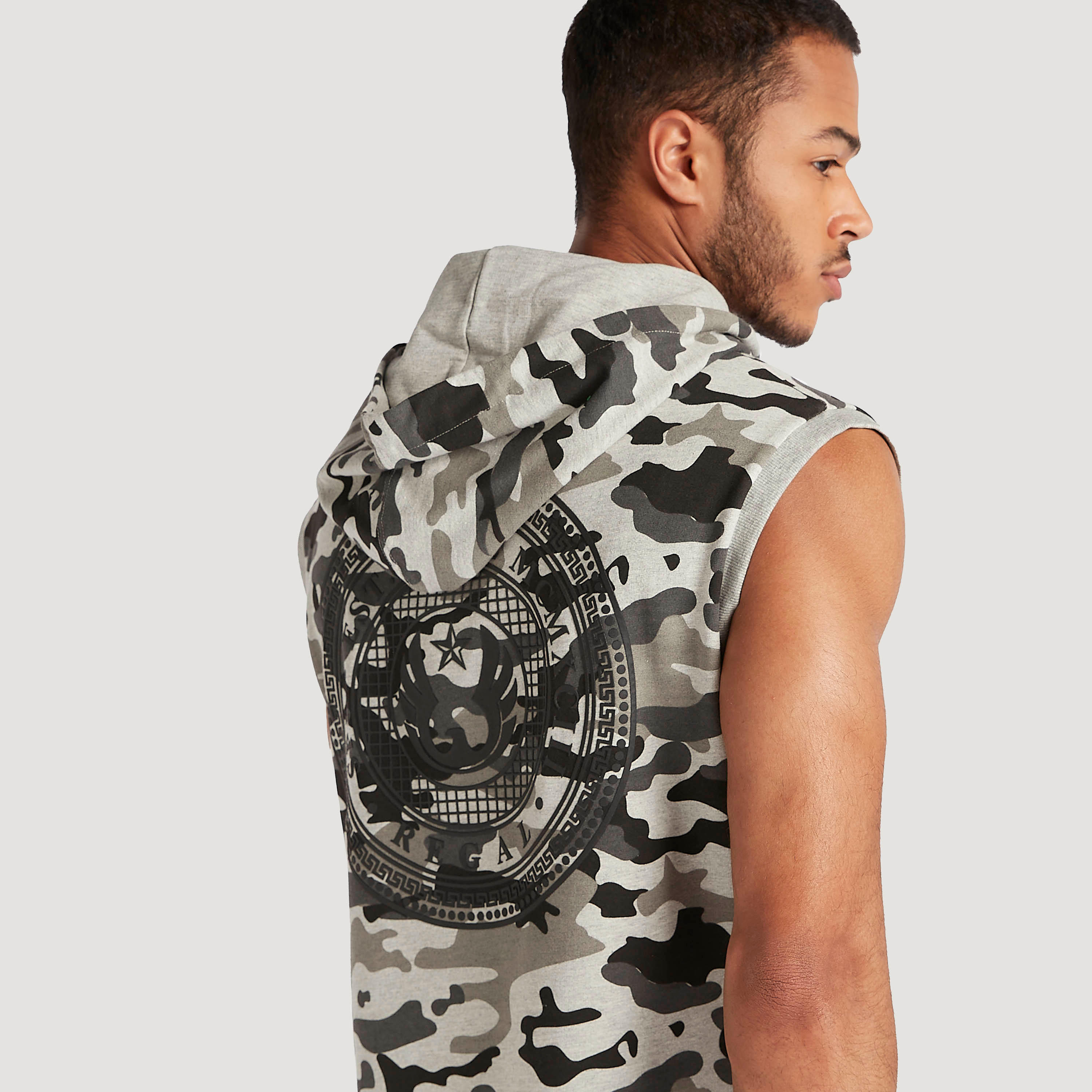 هودي دون أكمام بطبعات مموّهة وجيوب-men-winterwear-hoodiesandsweatshirts-image-3