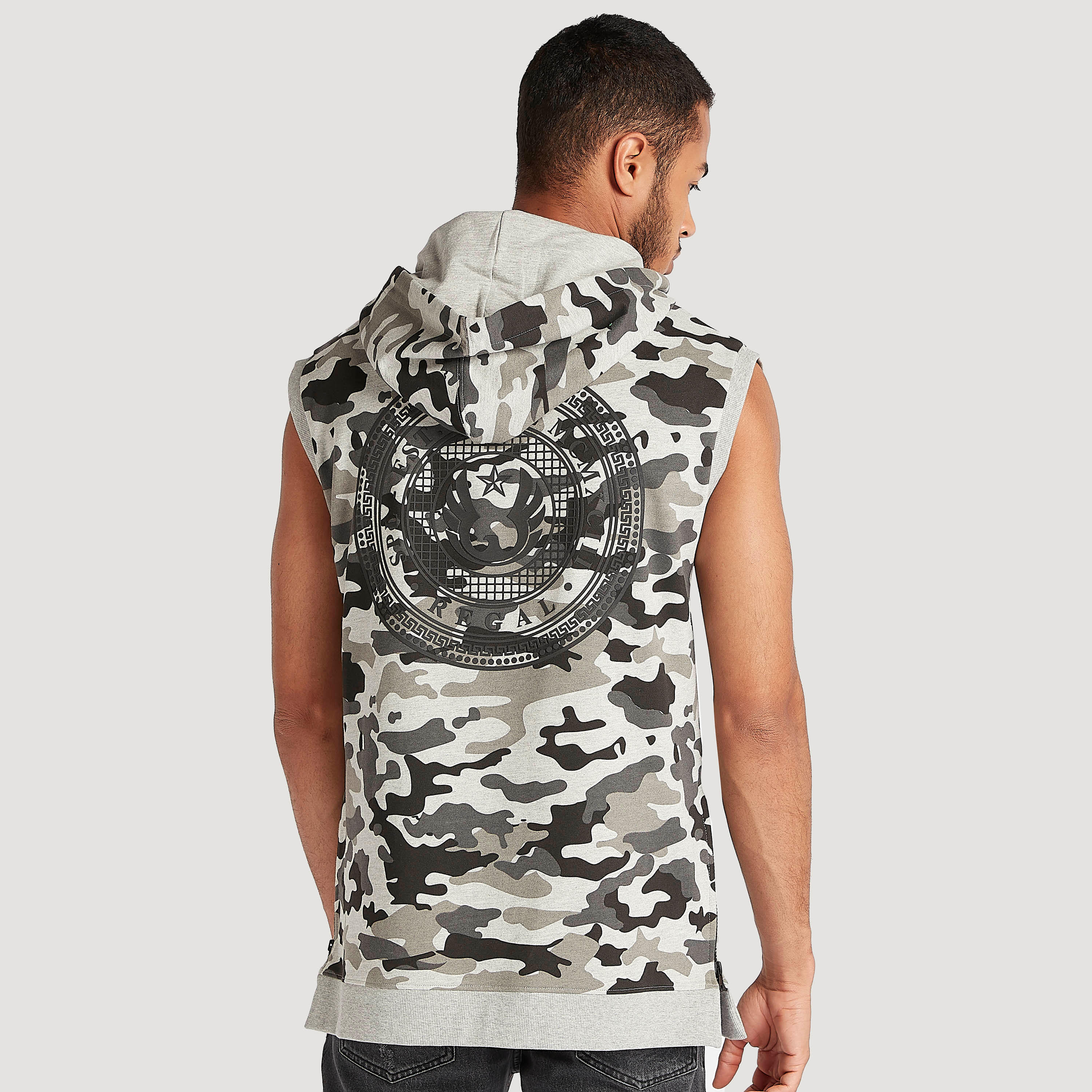هودي دون أكمام بطبعات مموّهة وجيوب-men-winterwear-hoodiesandsweatshirts-image-4