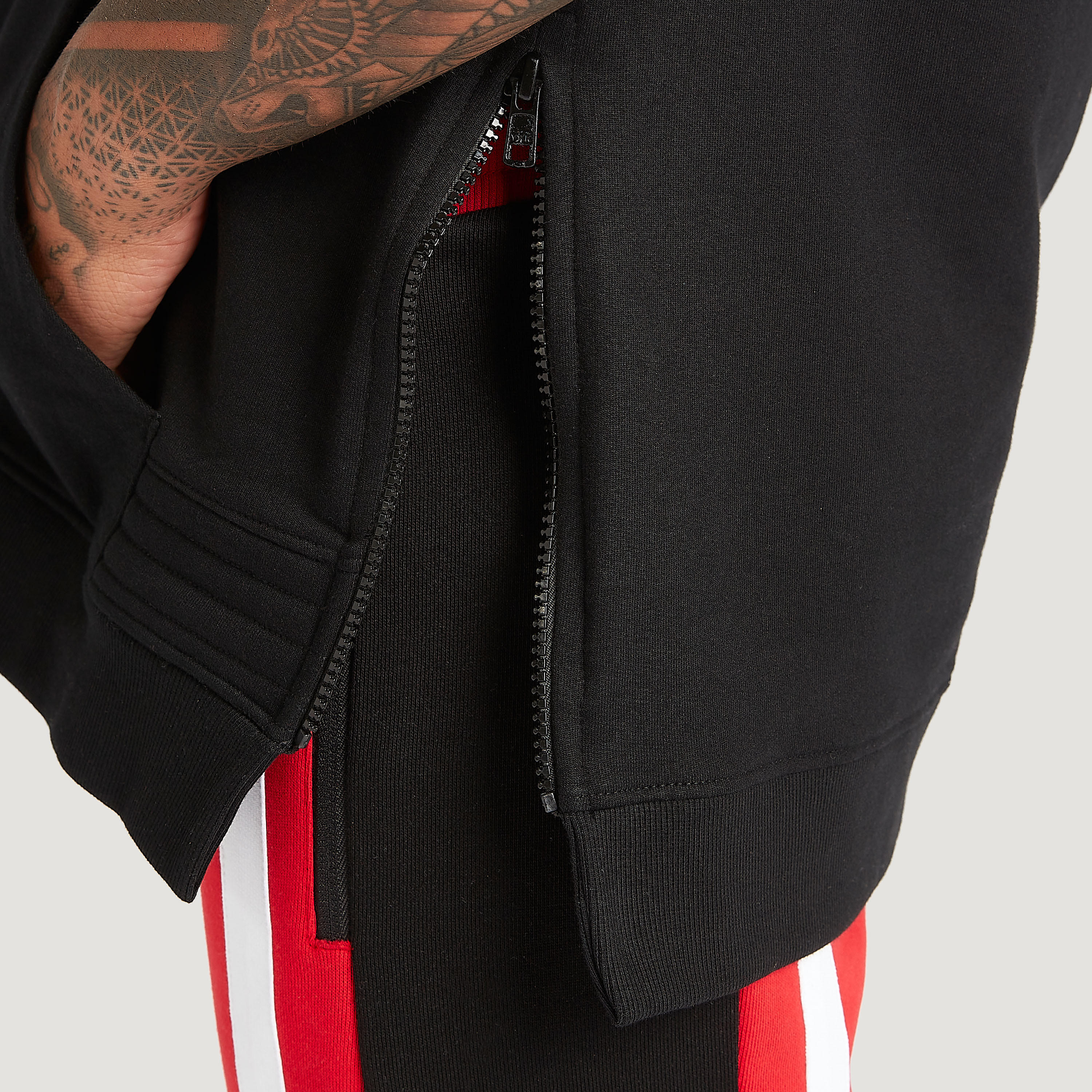 هودي بطبعات وجيوب كنغر وطبعات-men-winterwear-hoodiesandsweatshirts-image-6