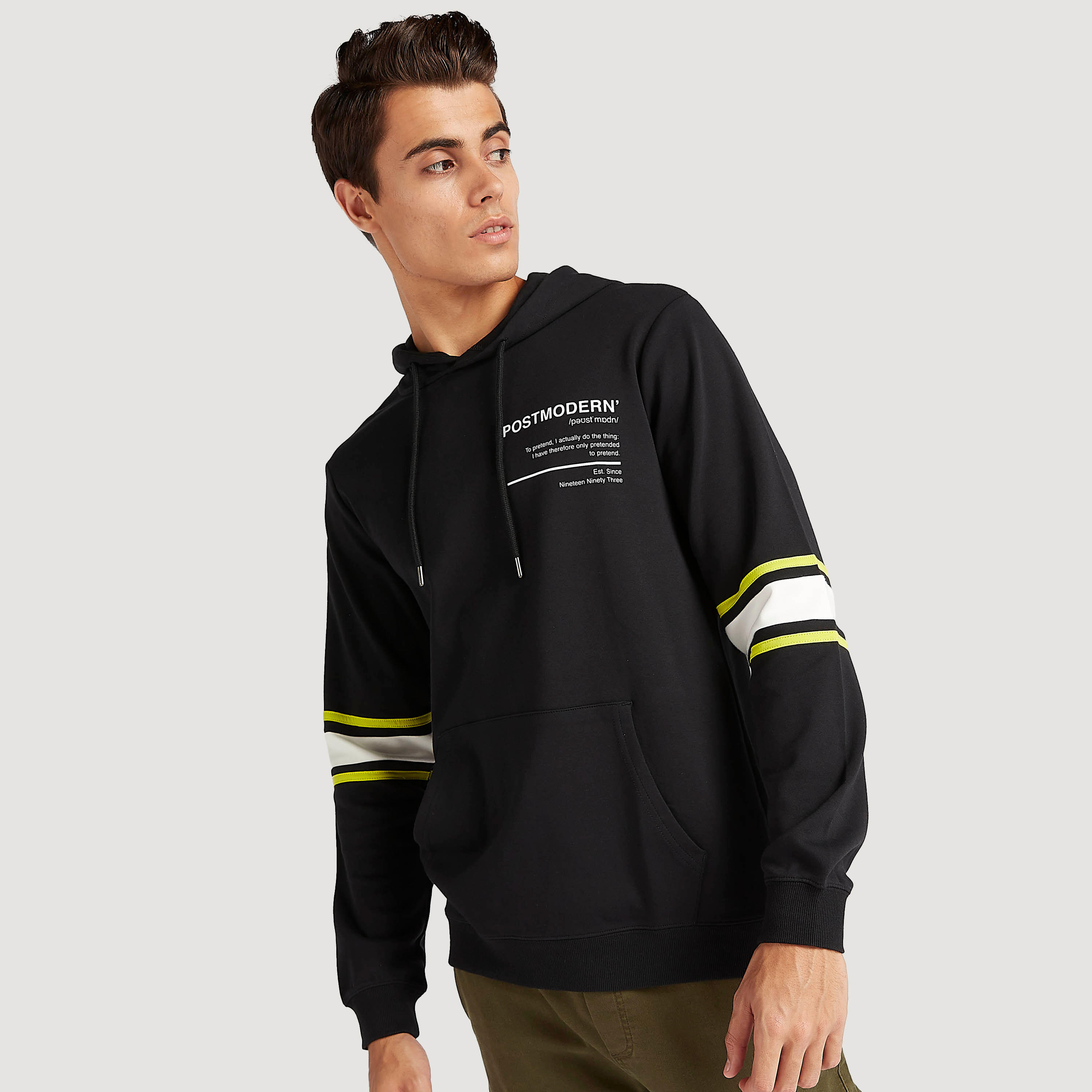 هودي بجيوب كنغر وأكمام طويلة وطبعات-men-winterwear-hoodiesandsweatshirts-image-1