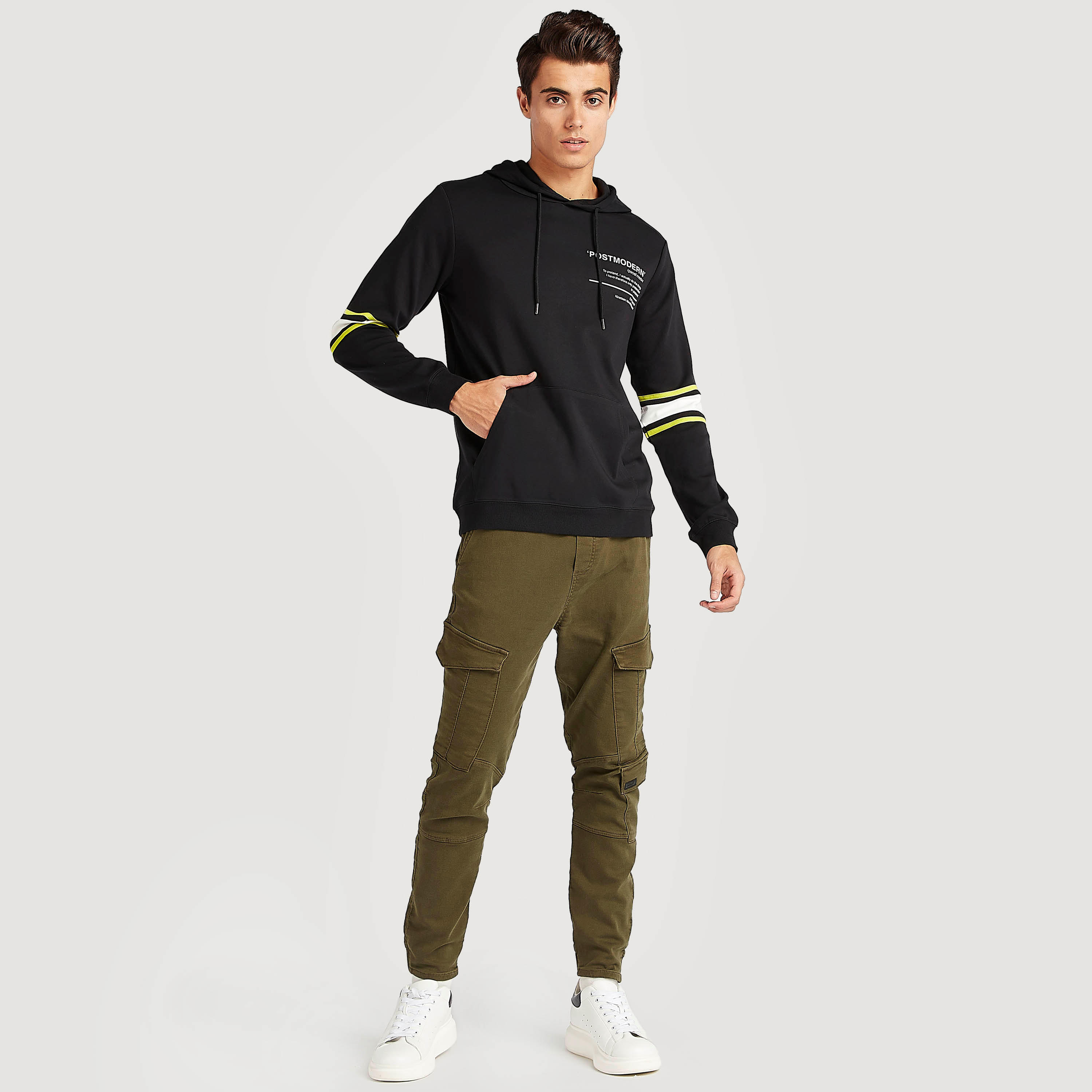 هودي بجيوب كنغر وأكمام طويلة وطبعات-men-winterwear-hoodiesandsweatshirts-image-2