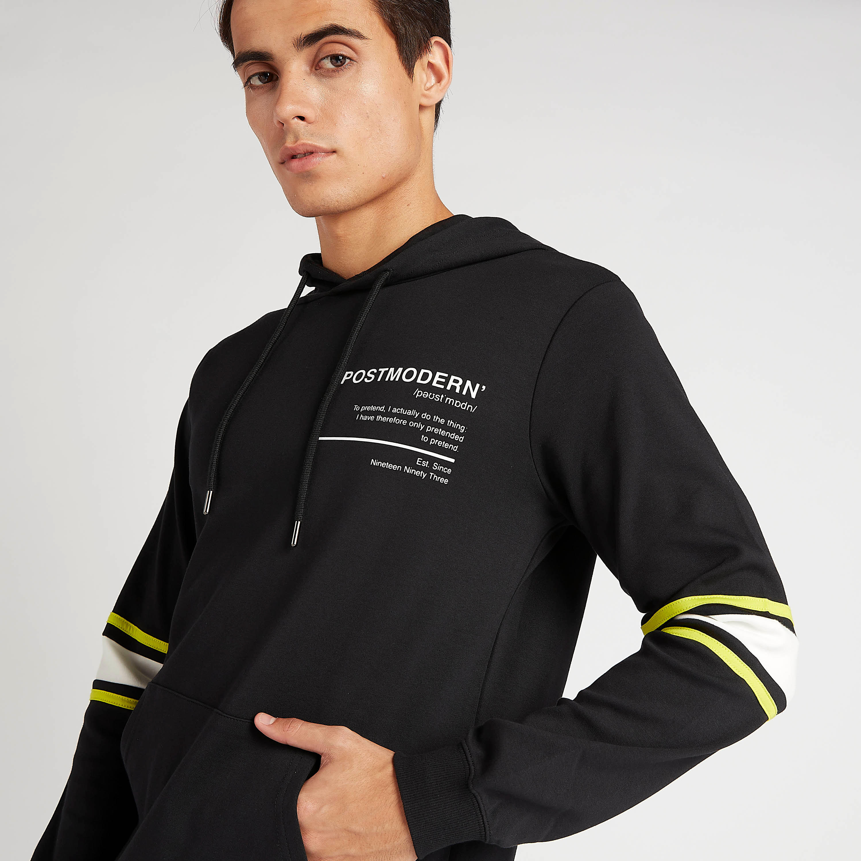هودي بجيوب كنغر وأكمام طويلة وطبعات-men-winterwear-hoodiesandsweatshirts-image-3