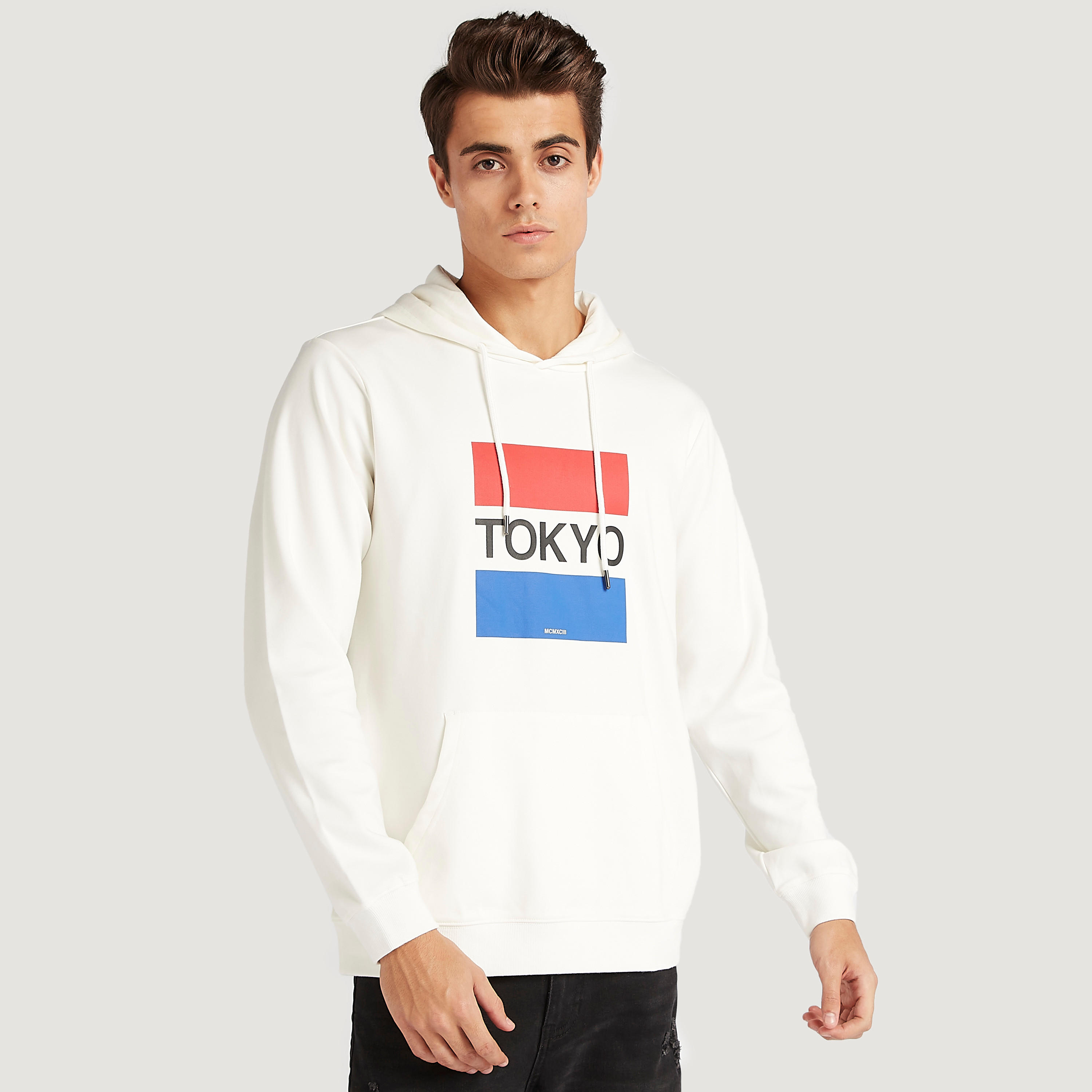 هودي بجيوب كنغر وأكمام طويلة وطبعات-men-winterwear-hoodiesandsweatshirts-image-1