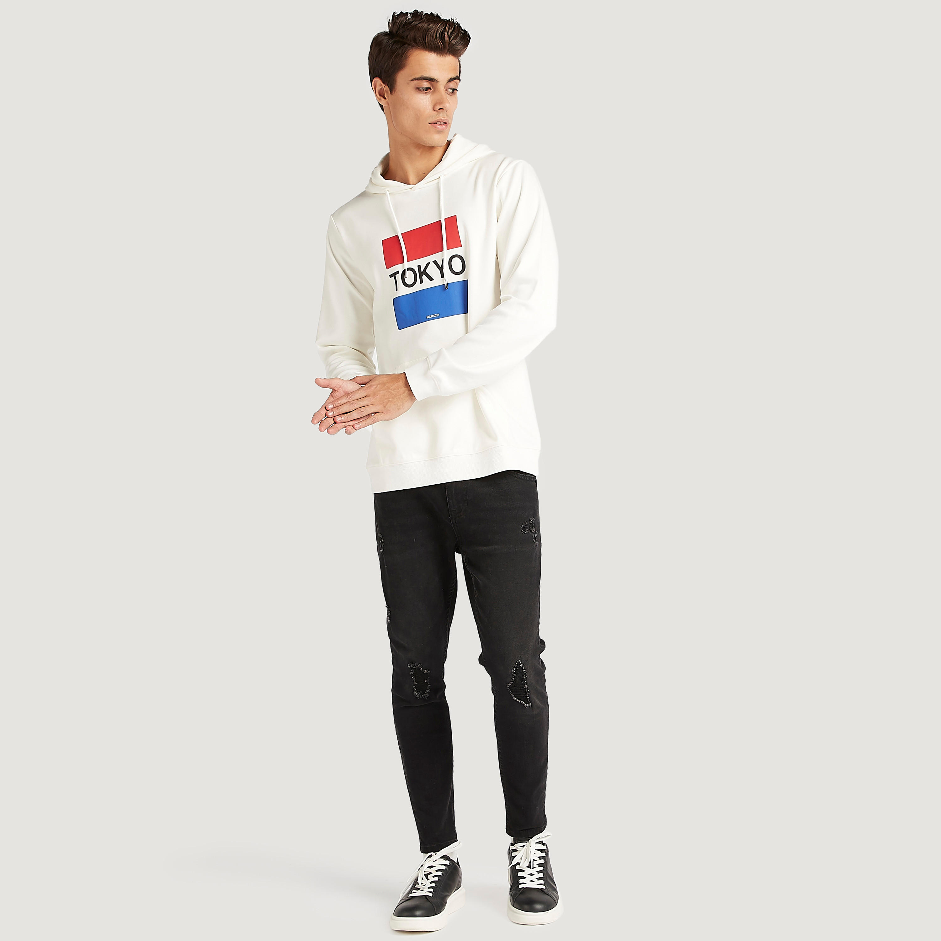 هودي بجيوب كنغر وأكمام طويلة وطبعات-men-winterwear-hoodiesandsweatshirts-image-2