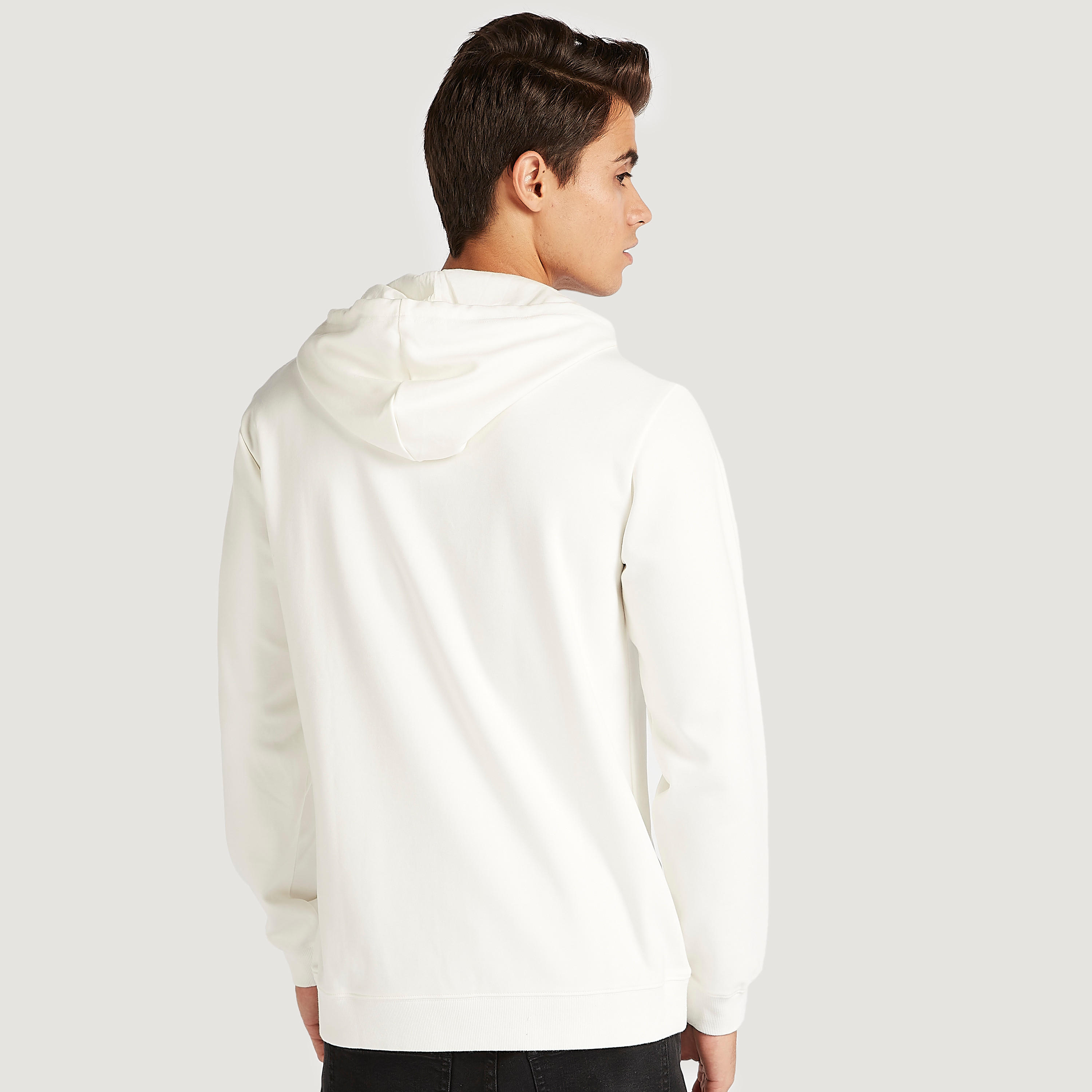 هودي بجيوب كنغر وأكمام طويلة وطبعات-men-winterwear-hoodiesandsweatshirts-image-4