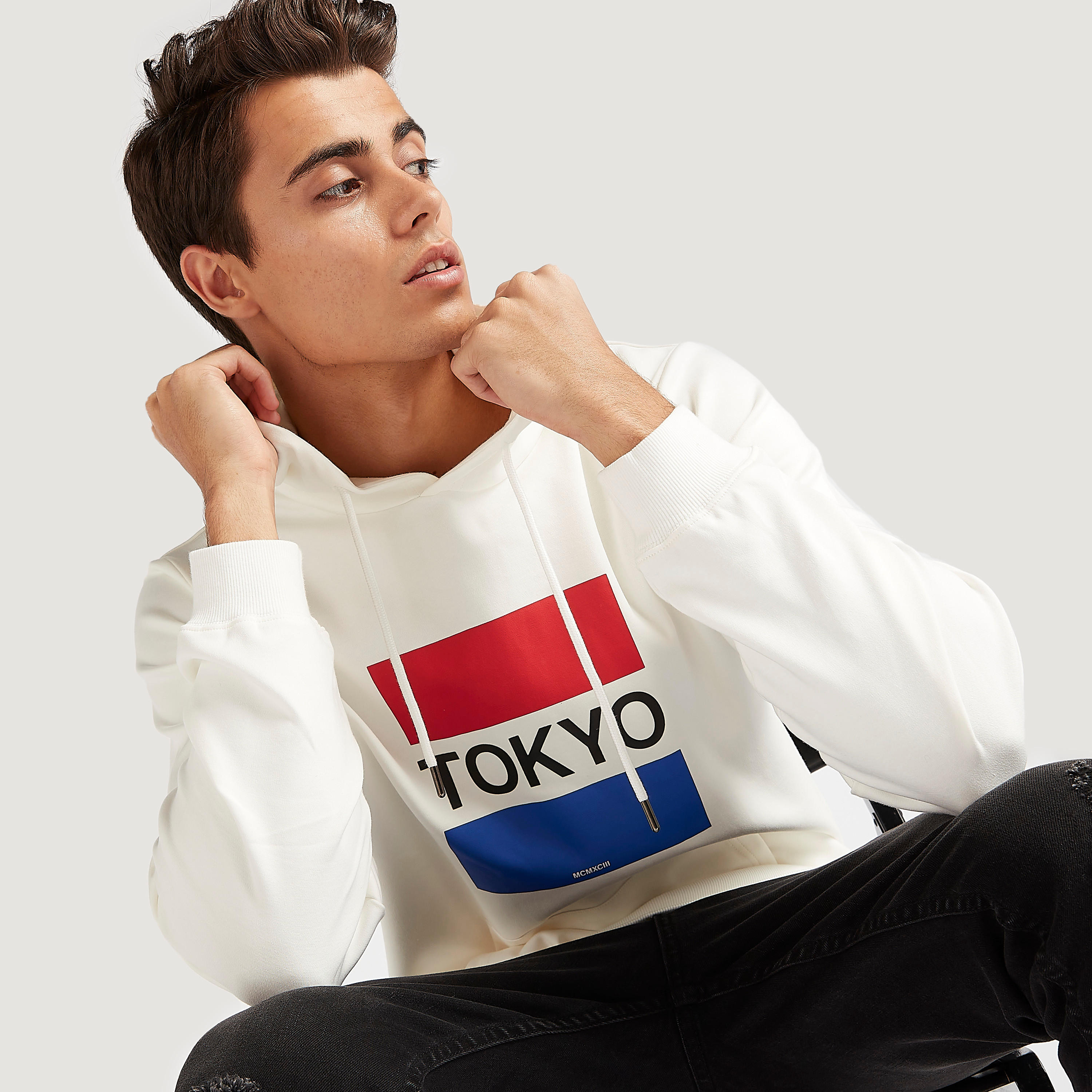 هودي بجيوب كنغر وأكمام طويلة وطبعات-men-winterwear-hoodiesandsweatshirts-image-5