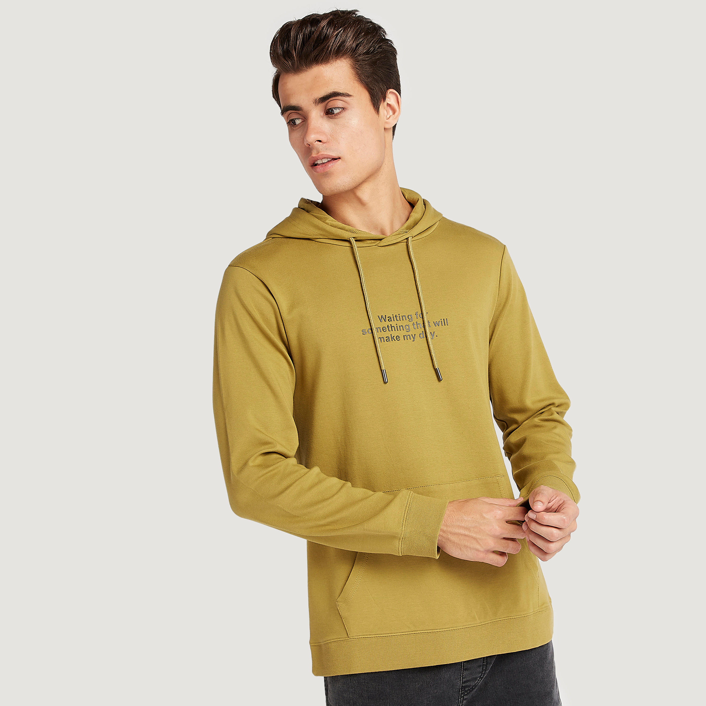 هودي بجيوب كنغر وأكمام طويلة وطبعات-men-winterwear-hoodiesandsweatshirts-image-1