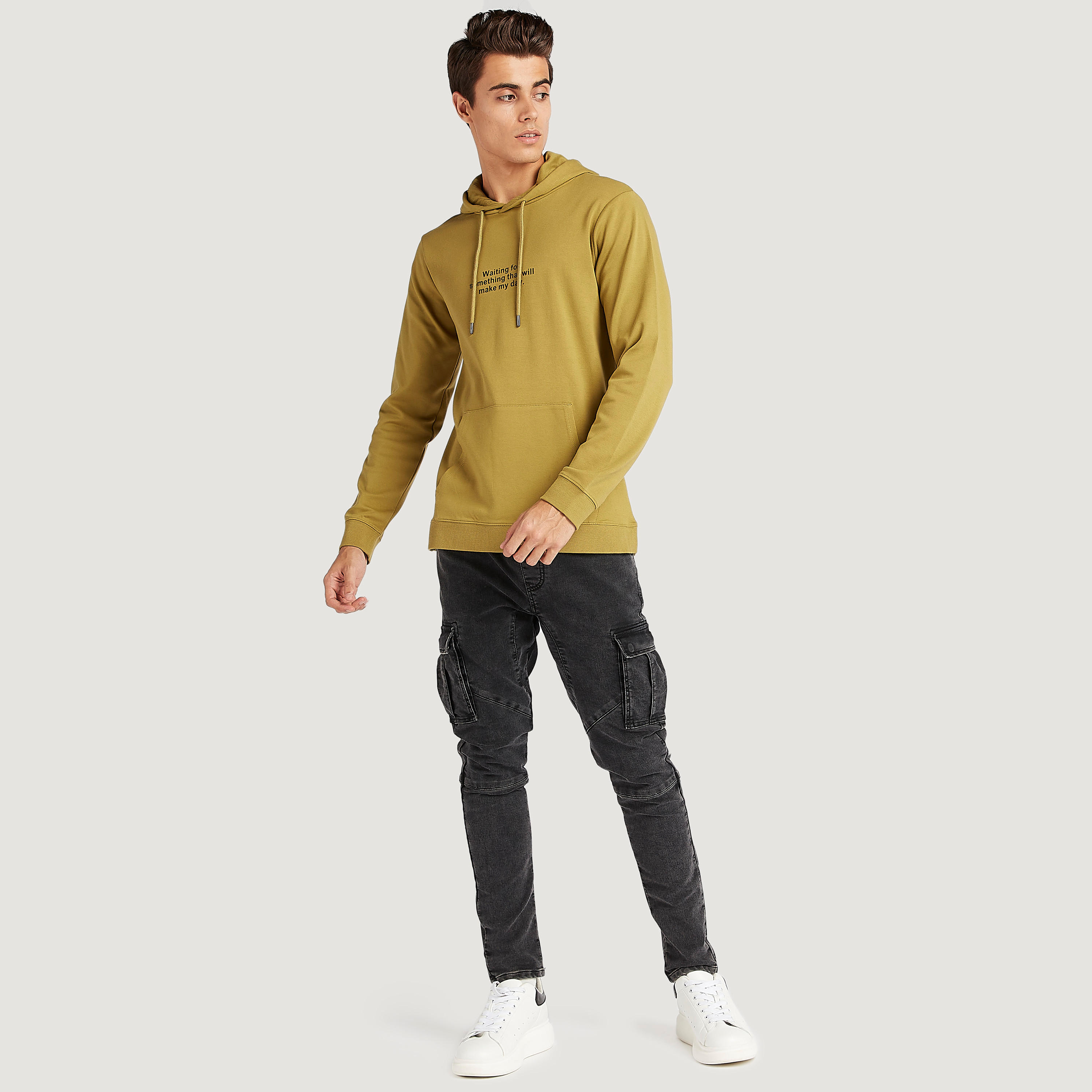 هودي بجيوب كنغر وأكمام طويلة وطبعات-men-winterwear-hoodiesandsweatshirts-image-2
