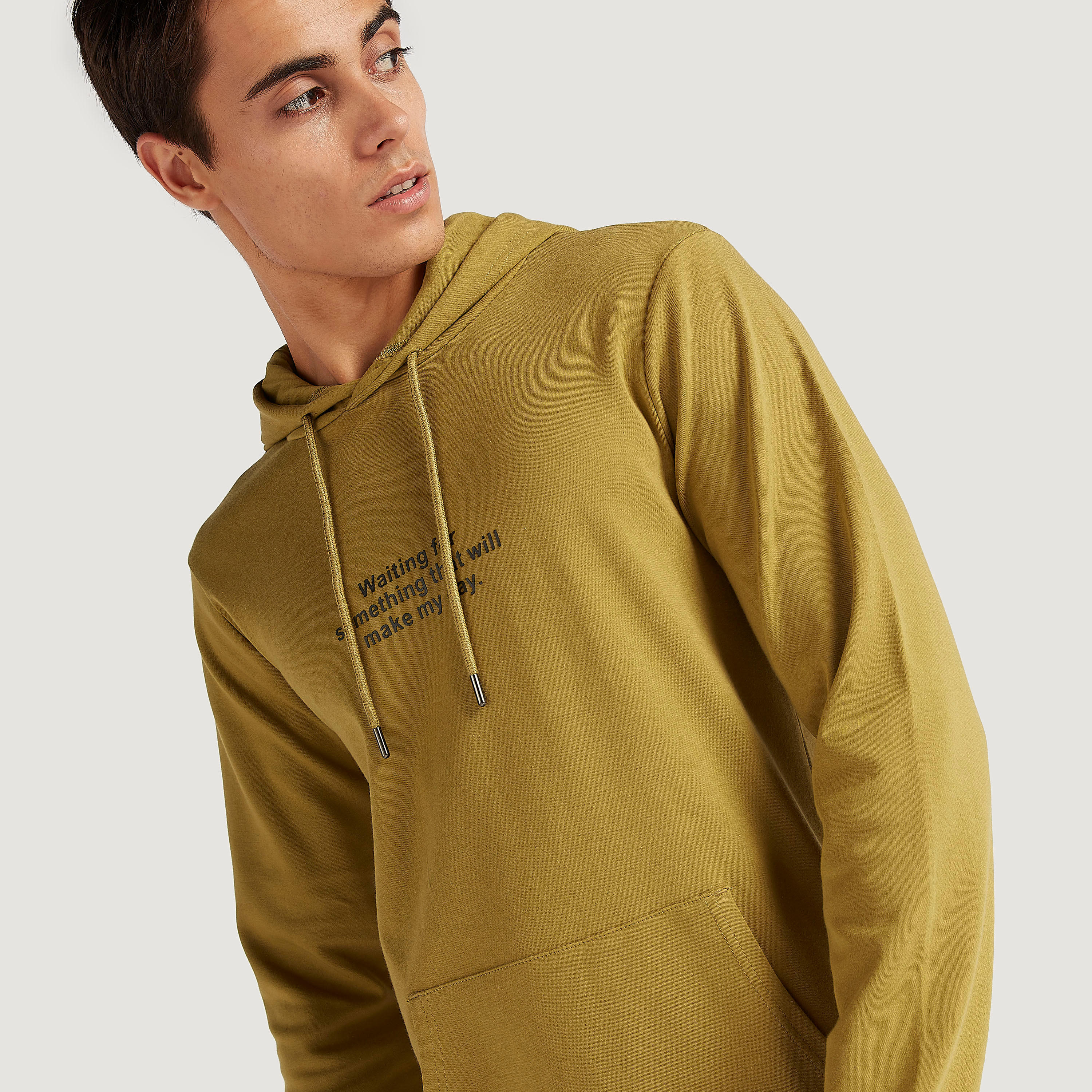 هودي بجيوب كنغر وأكمام طويلة وطبعات-men-winterwear-hoodiesandsweatshirts-image-3