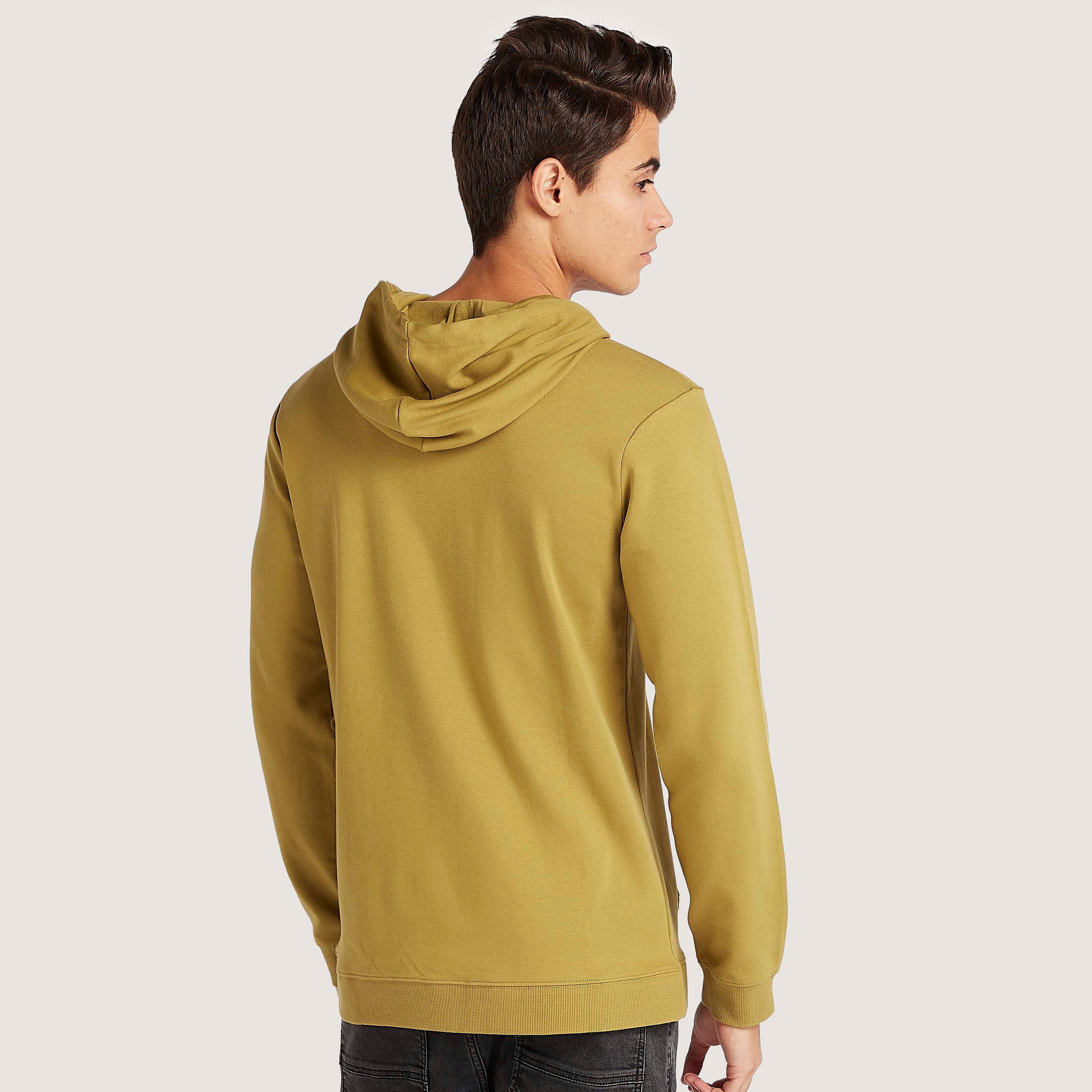 هودي بجيوب كنغر وأكمام طويلة وطبعات-men-winterwear-hoodiesandsweatshirts-image-4
