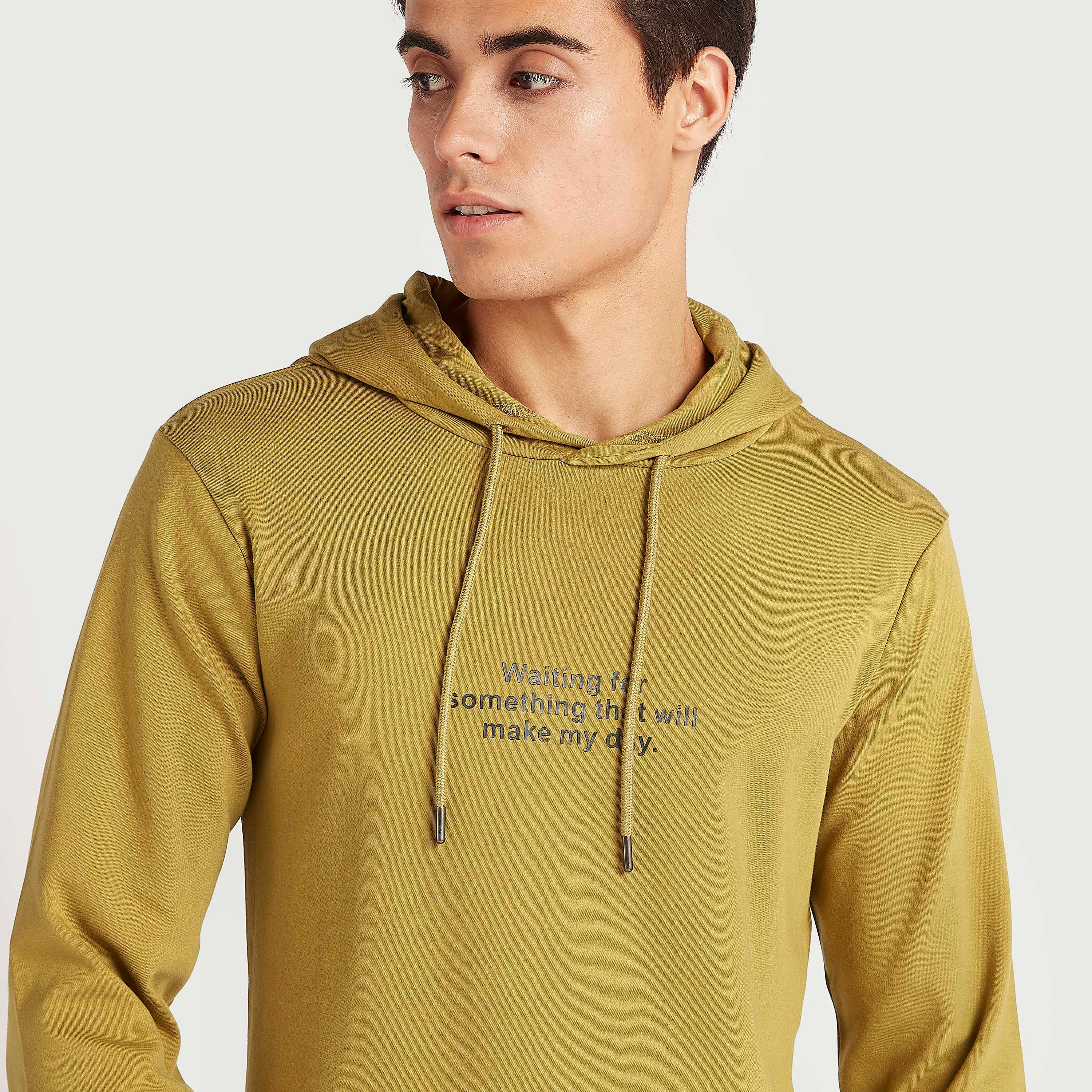 هودي بجيوب كنغر وأكمام طويلة وطبعات-men-winterwear-hoodiesandsweatshirts-image-5