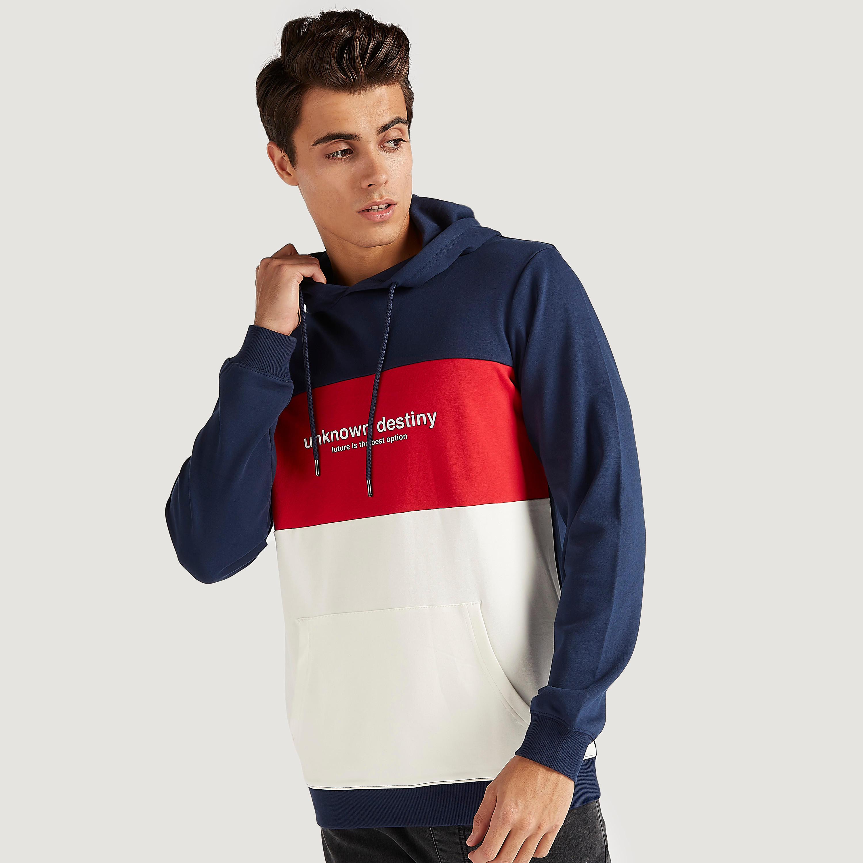 هودي بجيوب كنغر وأكمام طويلة وطبعات-men-winterwear-hoodiesandsweatshirts-image-1