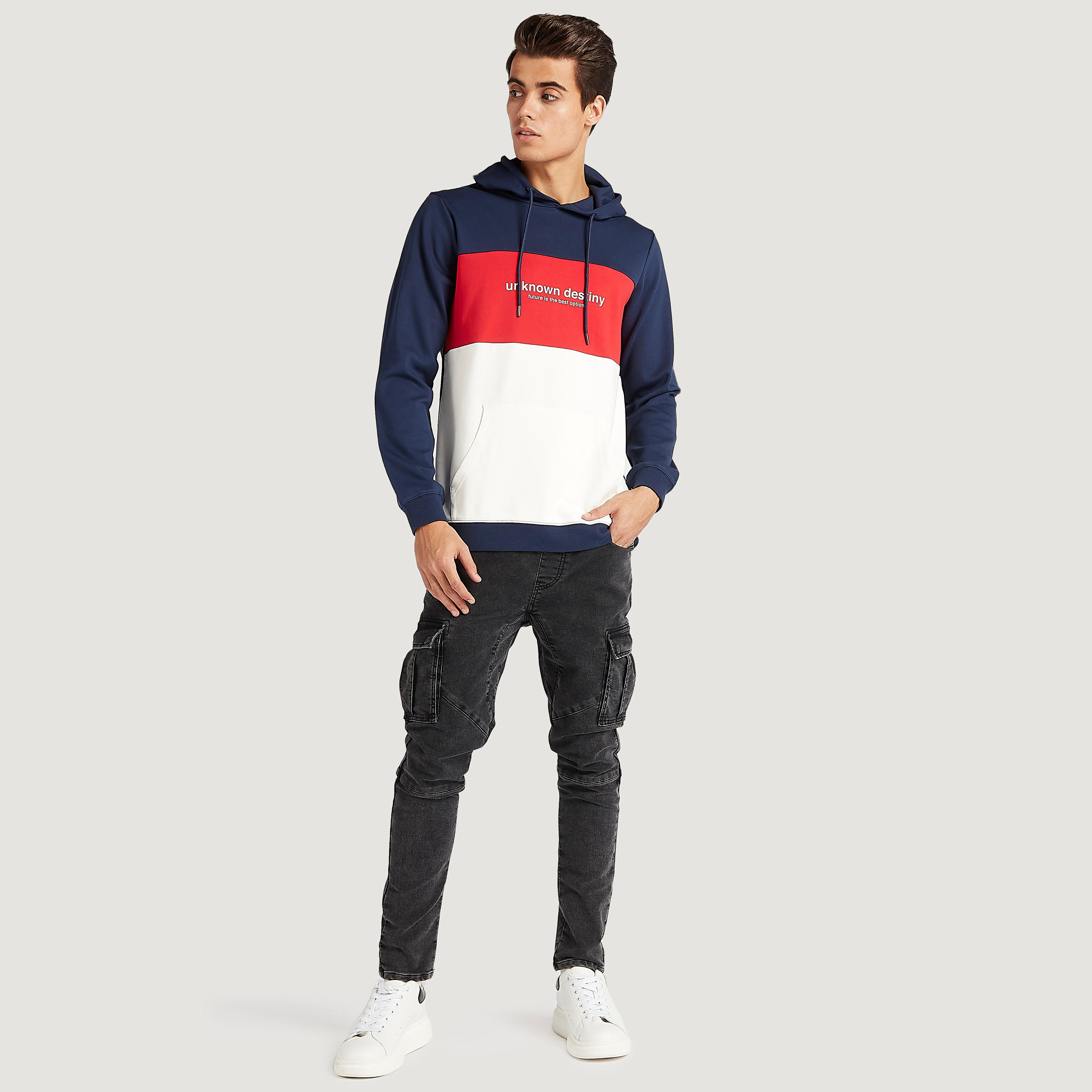 هودي بجيوب كنغر وأكمام طويلة وطبعات-men-winterwear-hoodiesandsweatshirts-image-2