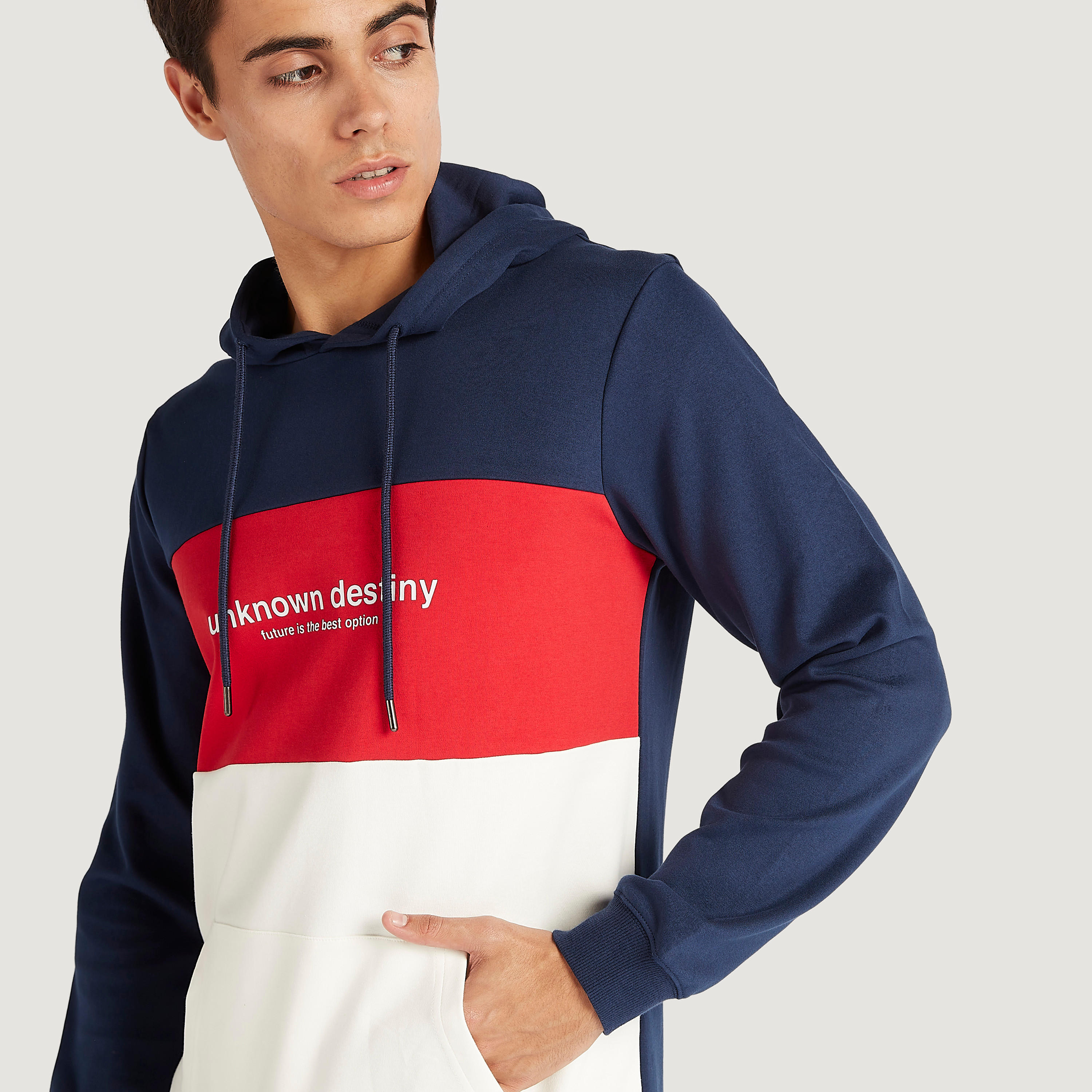 هودي بجيوب كنغر وأكمام طويلة وطبعات-men-winterwear-hoodiesandsweatshirts-image-3