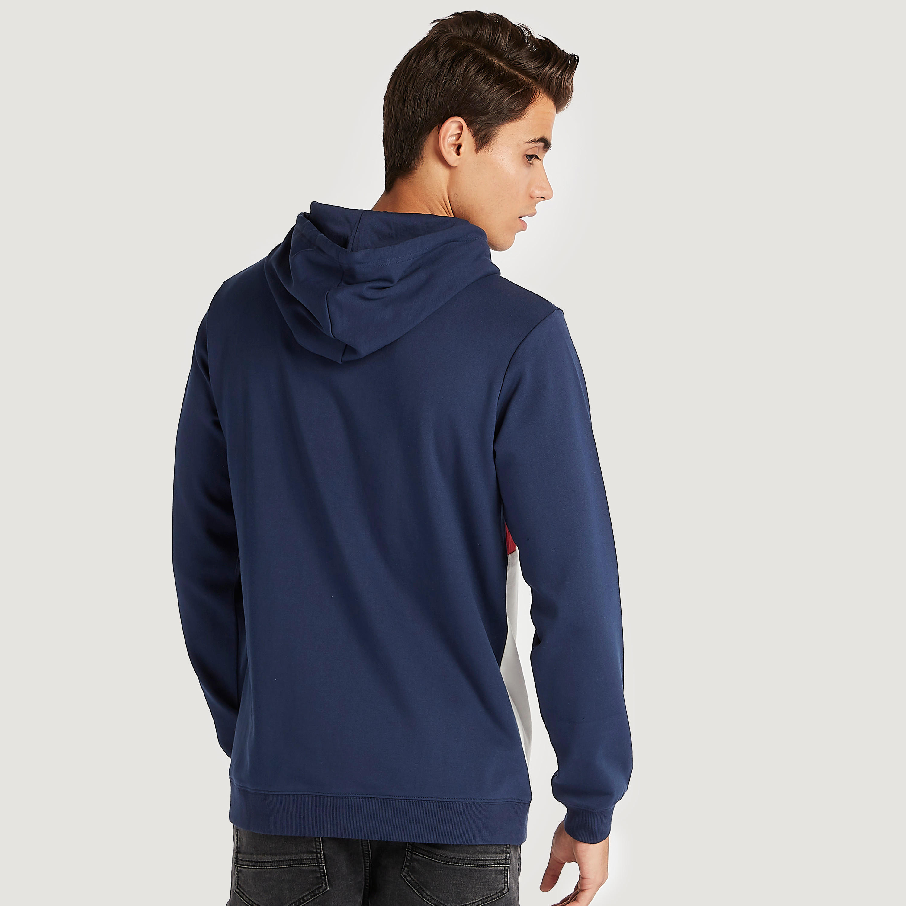 هودي بجيوب كنغر وأكمام طويلة وطبعات-men-winterwear-hoodiesandsweatshirts-image-4
