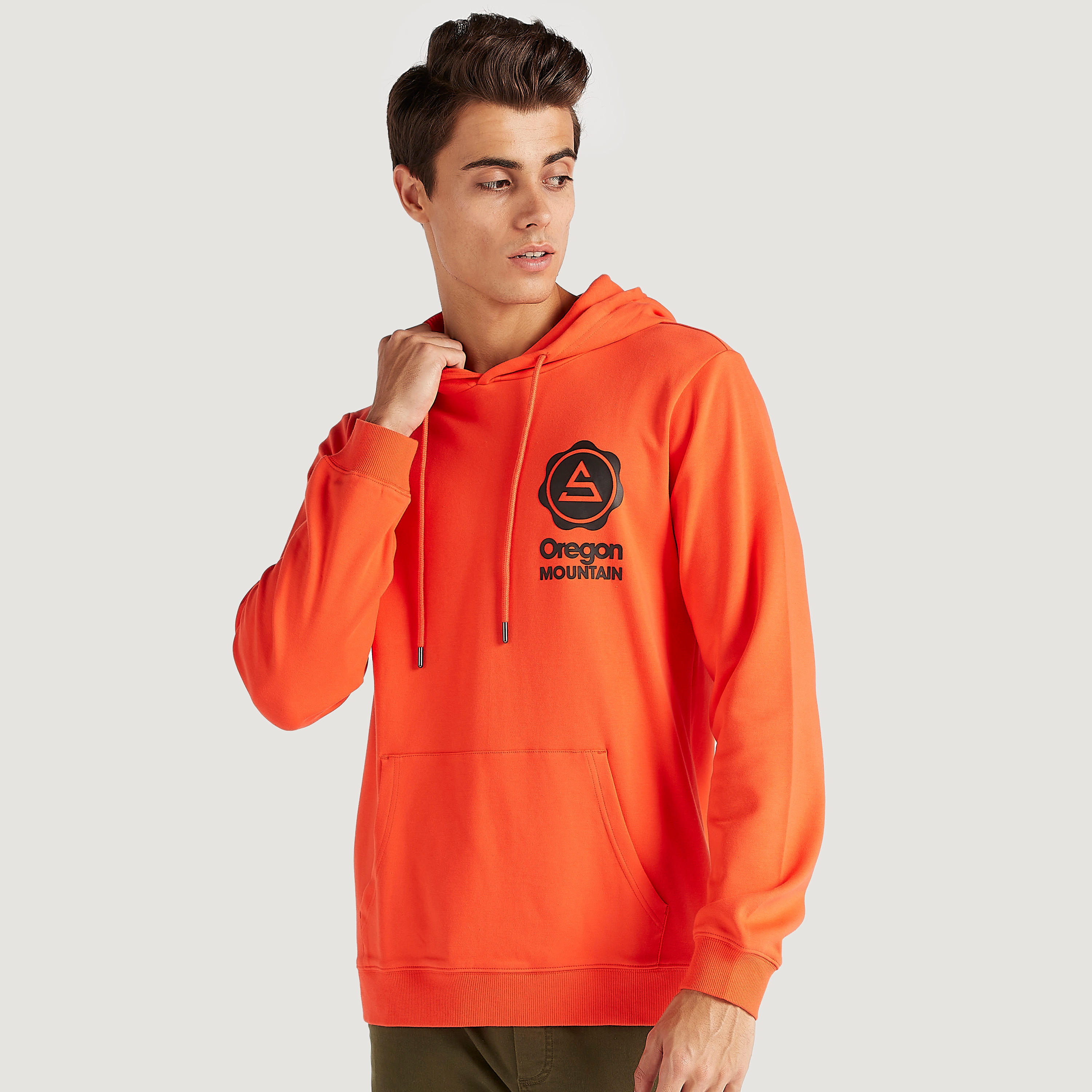 هودي بجيوب كنغر وأكمام طويلة وطبعات-men-winterwear-hoodiesandsweatshirts-image-6