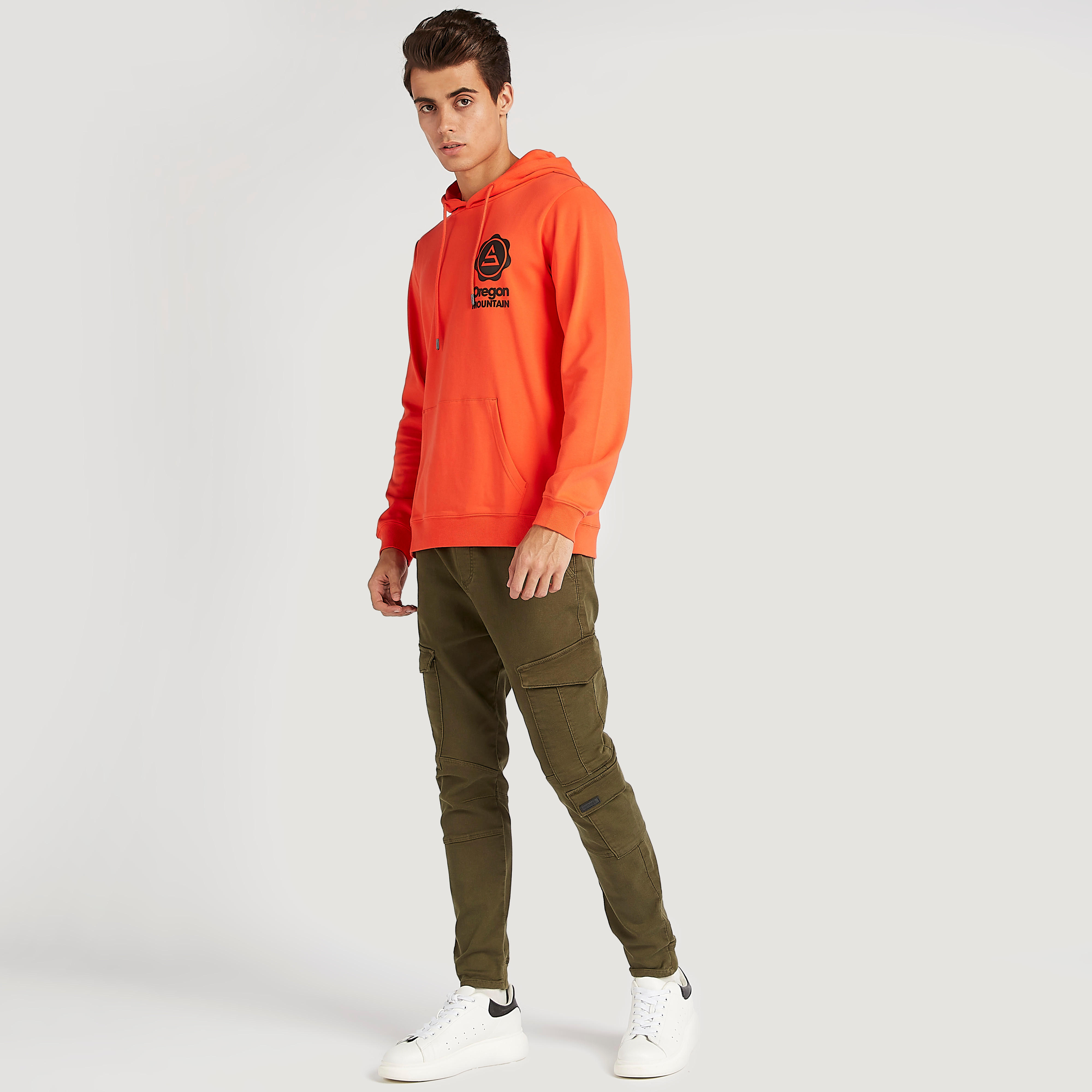 هودي بجيوب كنغر وأكمام طويلة وطبعات-men-winterwear-hoodiesandsweatshirts-image-5