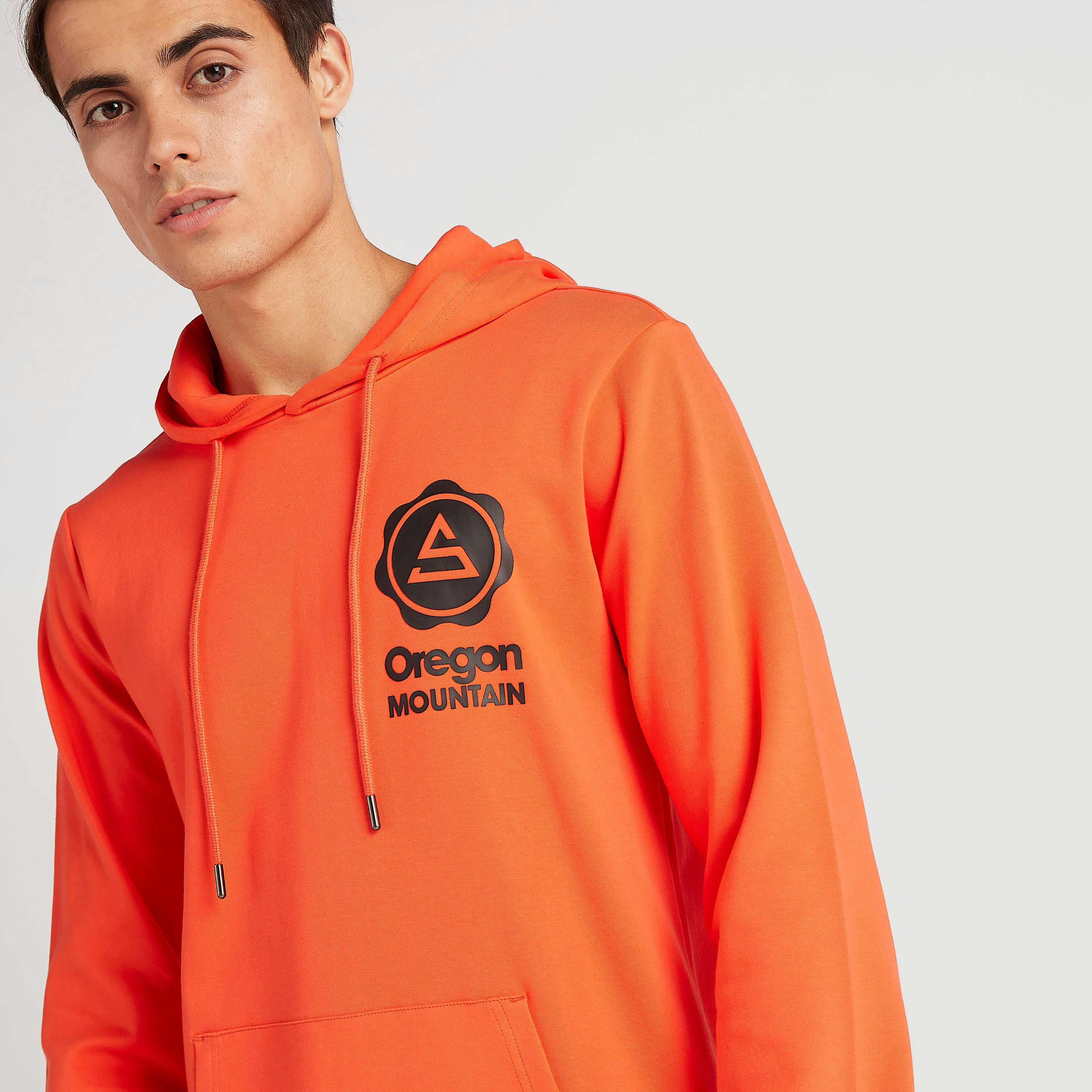 هودي بجيوب كنغر وأكمام طويلة وطبعات-men-winterwear-hoodiesandsweatshirts-image-4