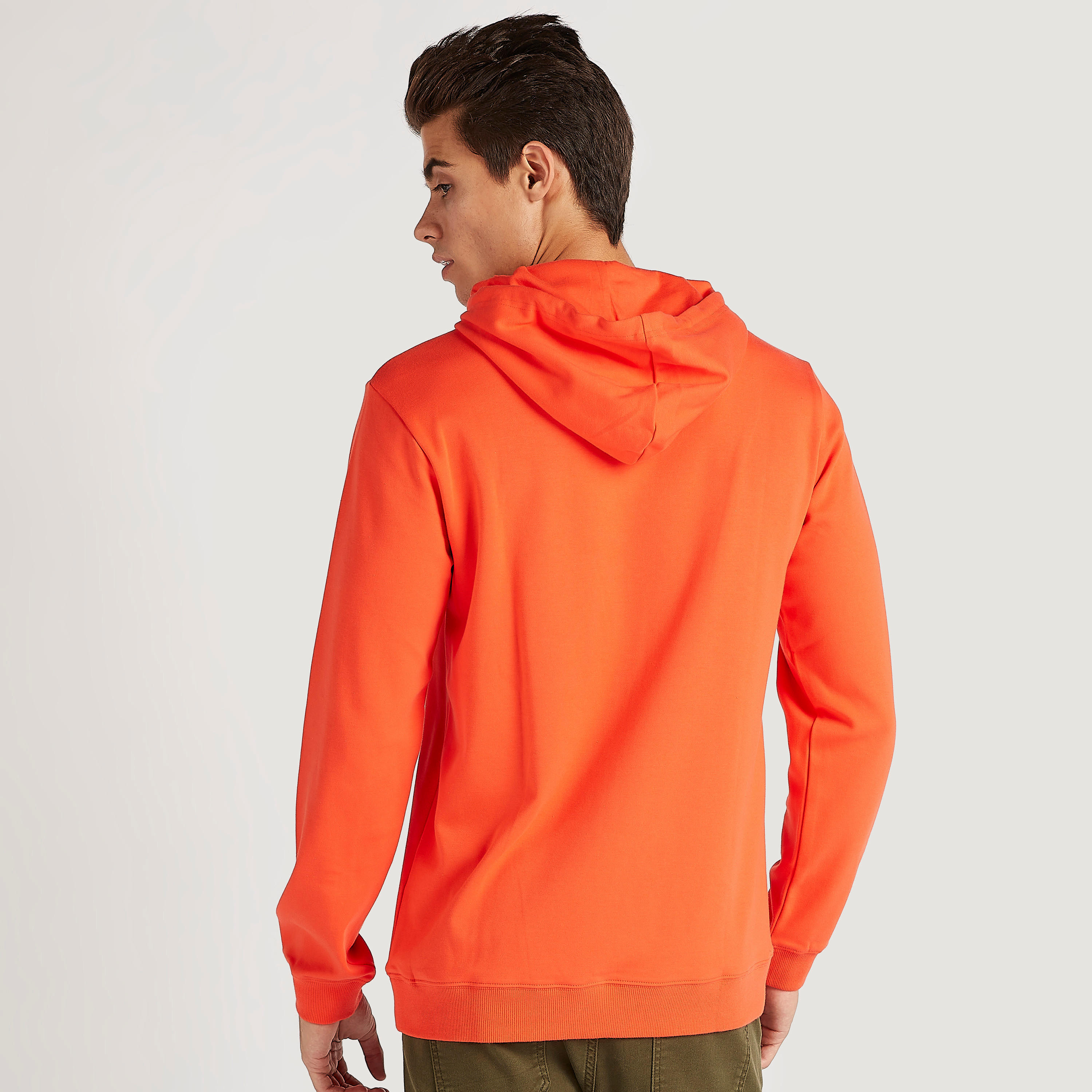 هودي بجيوب كنغر وأكمام طويلة وطبعات-men-winterwear-hoodiesandsweatshirts-image-3