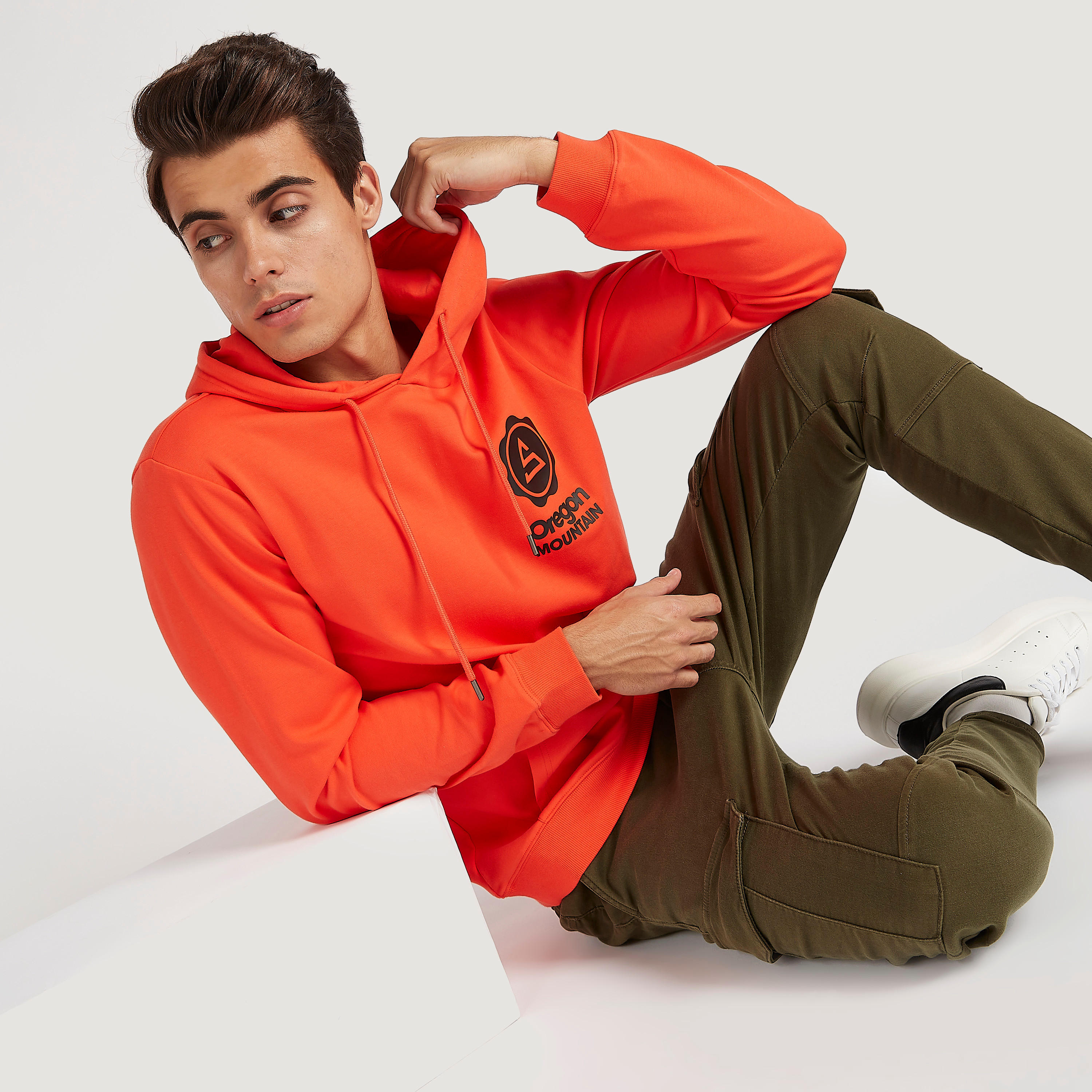 هودي بجيوب كنغر وأكمام طويلة وطبعات-men-winterwear-hoodiesandsweatshirts-image-2