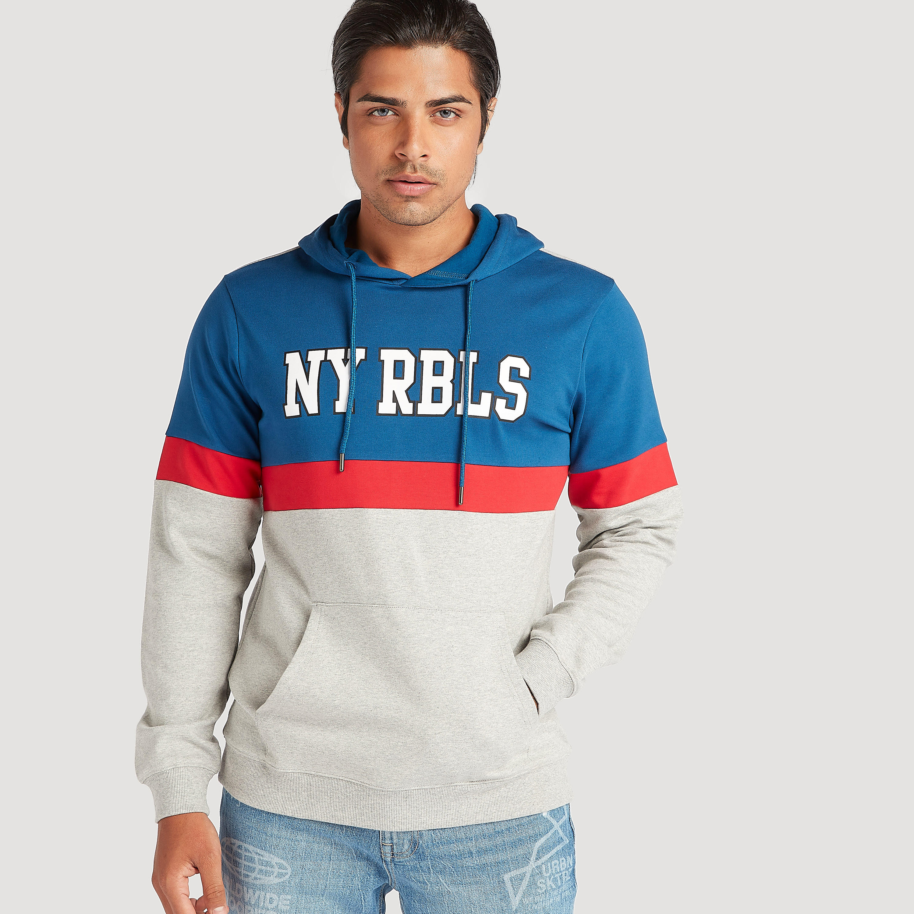 هودي بجيوب كنغر وأكمام طويلة وطبعات-men-winterwear-hoodiesandsweatshirts-image-1