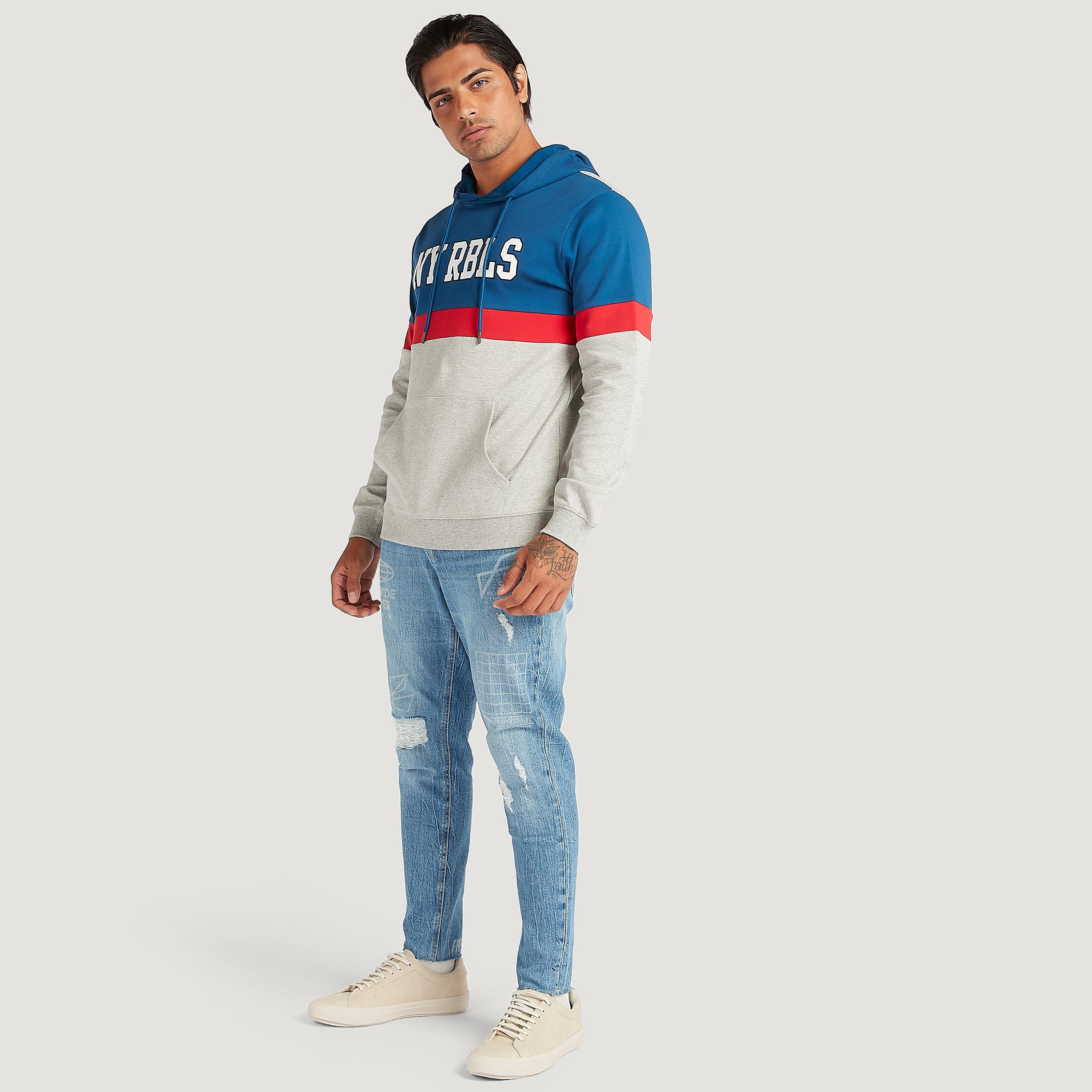 هودي بجيوب كنغر وأكمام طويلة وطبعات-men-winterwear-hoodiesandsweatshirts-image-2