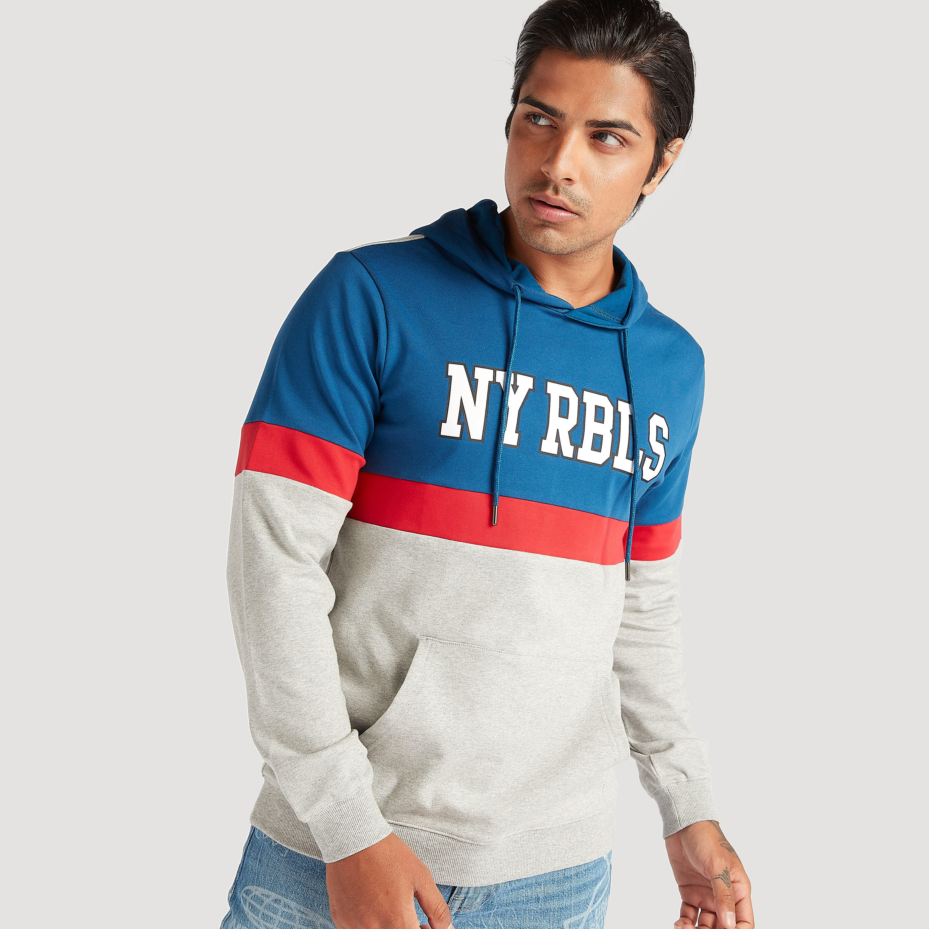 هودي بجيوب كنغر وأكمام طويلة وطبعات-men-winterwear-hoodiesandsweatshirts-image-5