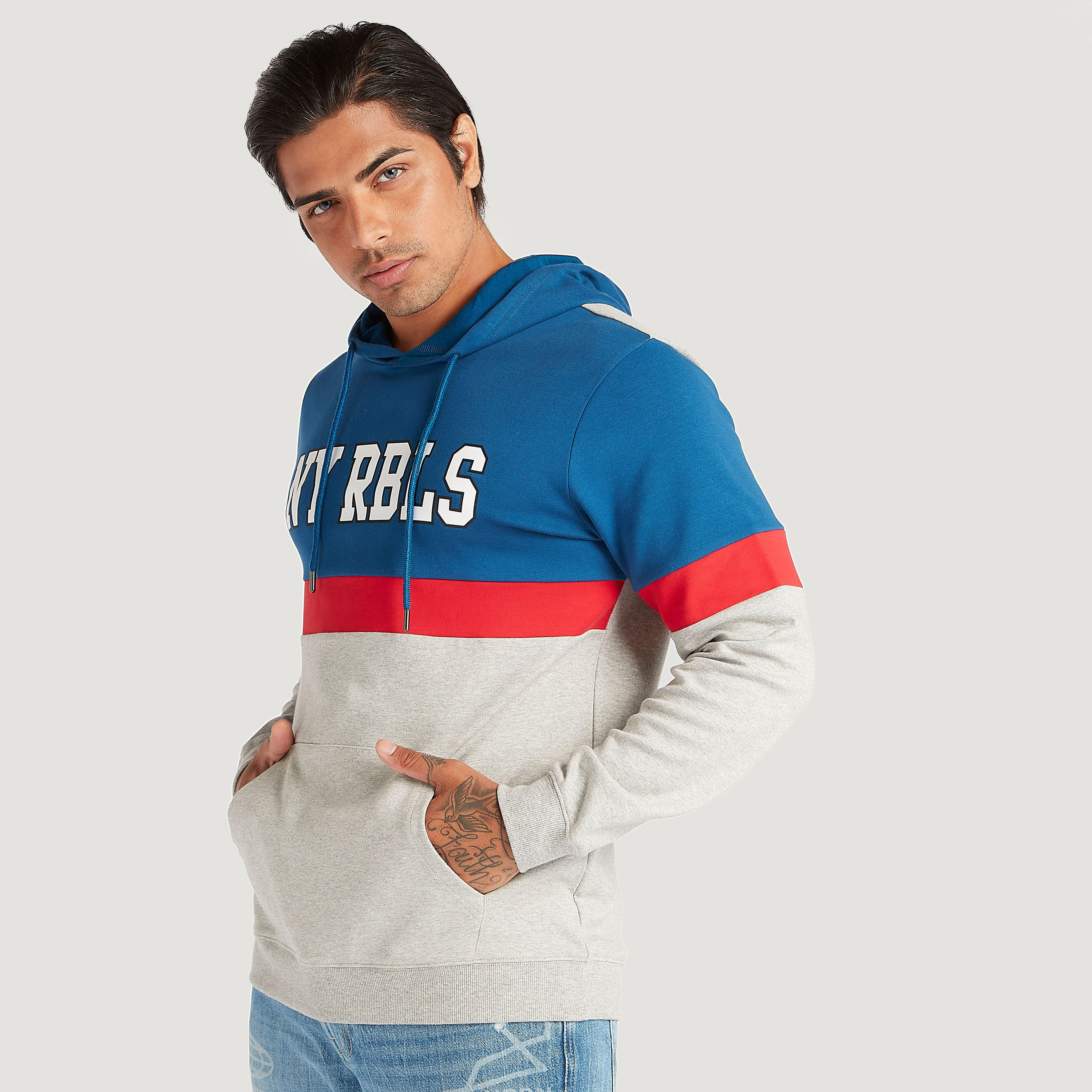 هودي بجيوب كنغر وأكمام طويلة وطبعات-men-winterwear-hoodiesandsweatshirts-image-6