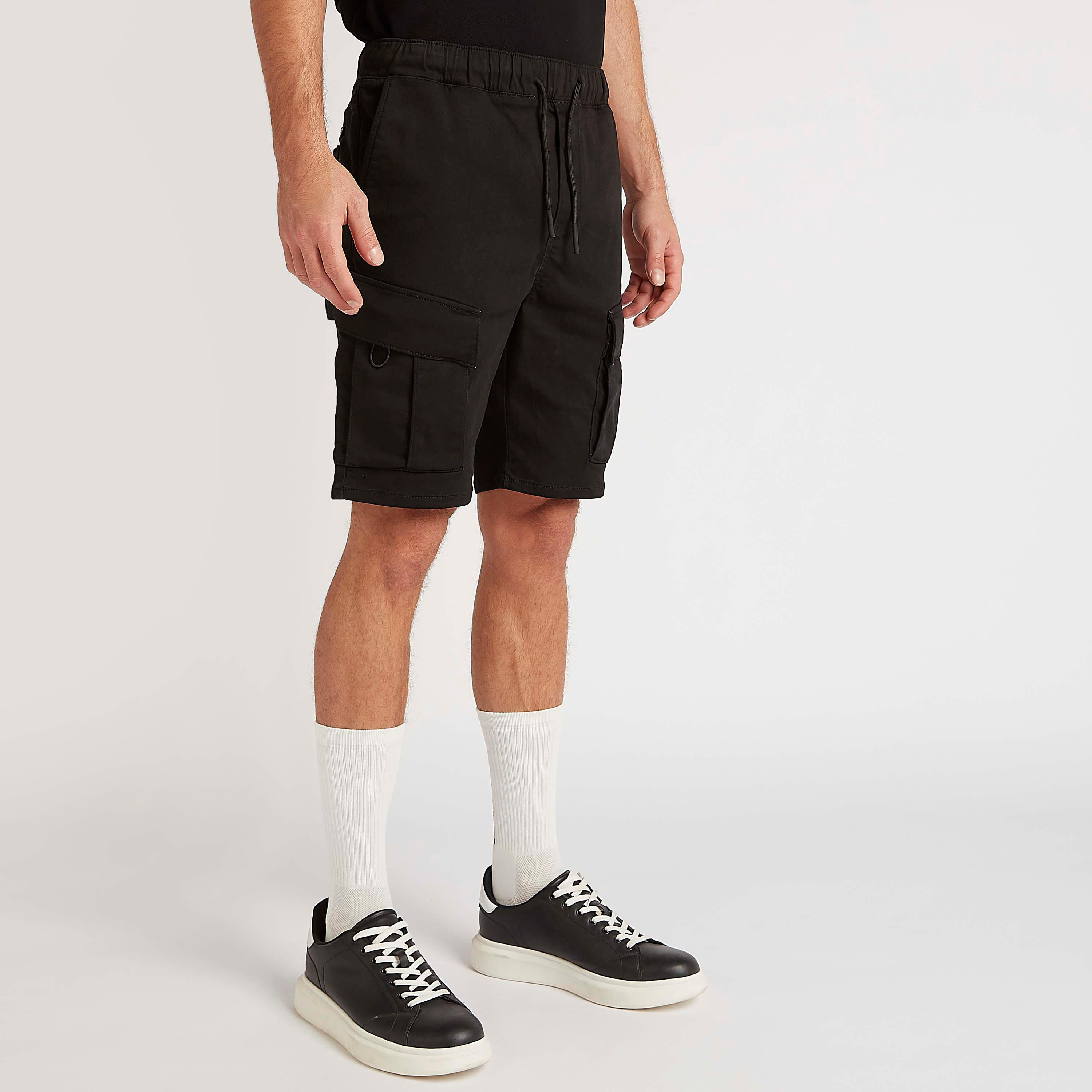 شورت كارجو سادة برباط إغلاق وخصر متوسّط الارتفاع-men-clothing-bottoms-shorts-image-1