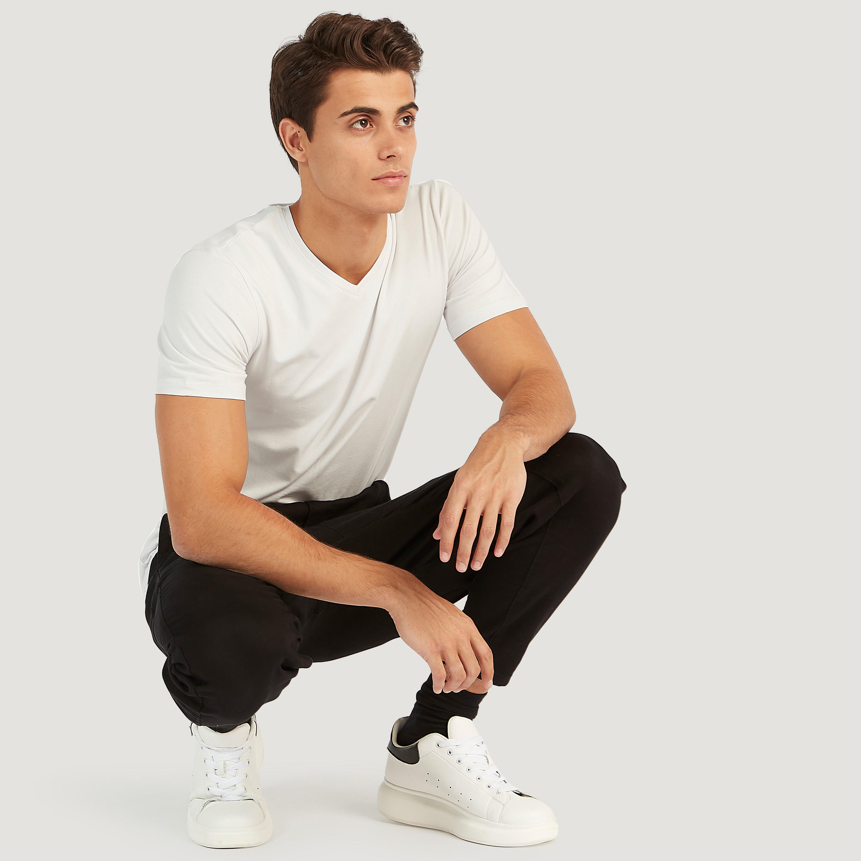تيشيرت سادة بياقة V وأكمام قصيرة-men-clothing-tshirtsandpolos-tshirts-image-4