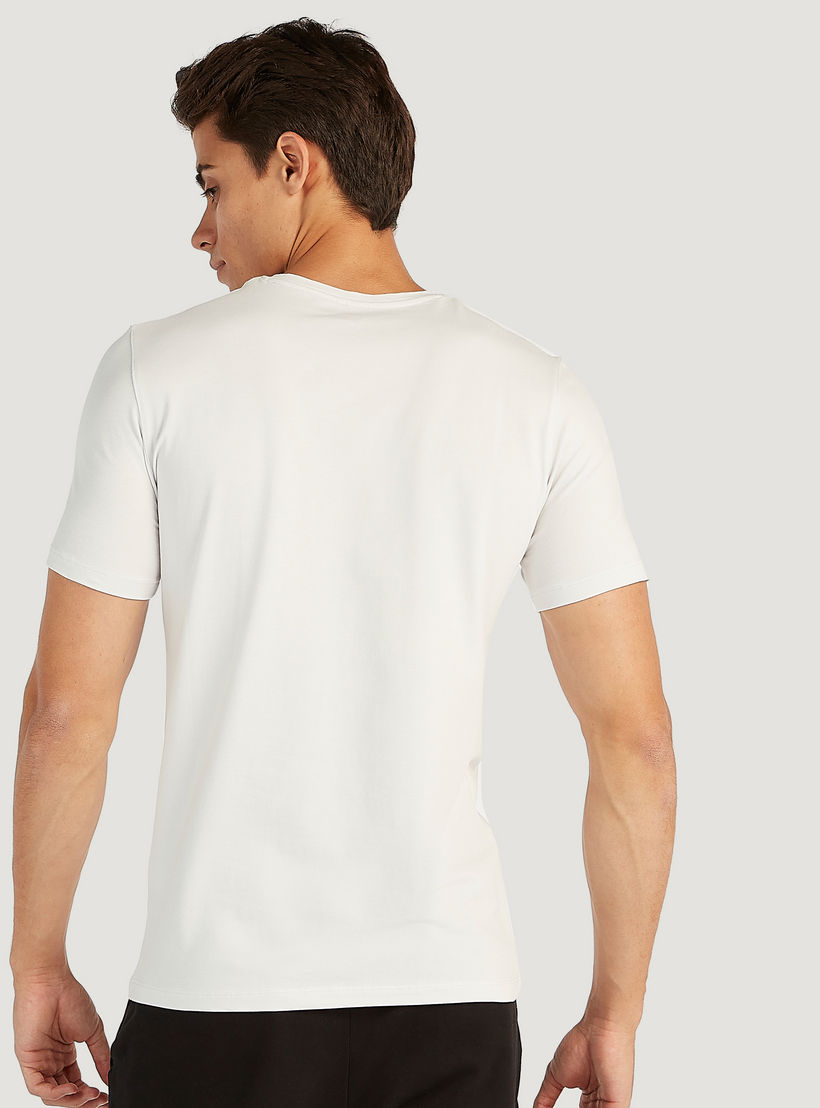 تيشيرت سادة بياقة V وأكمام قصيرة-men-clothing-tshirtsandpolos-tshirts-image-2