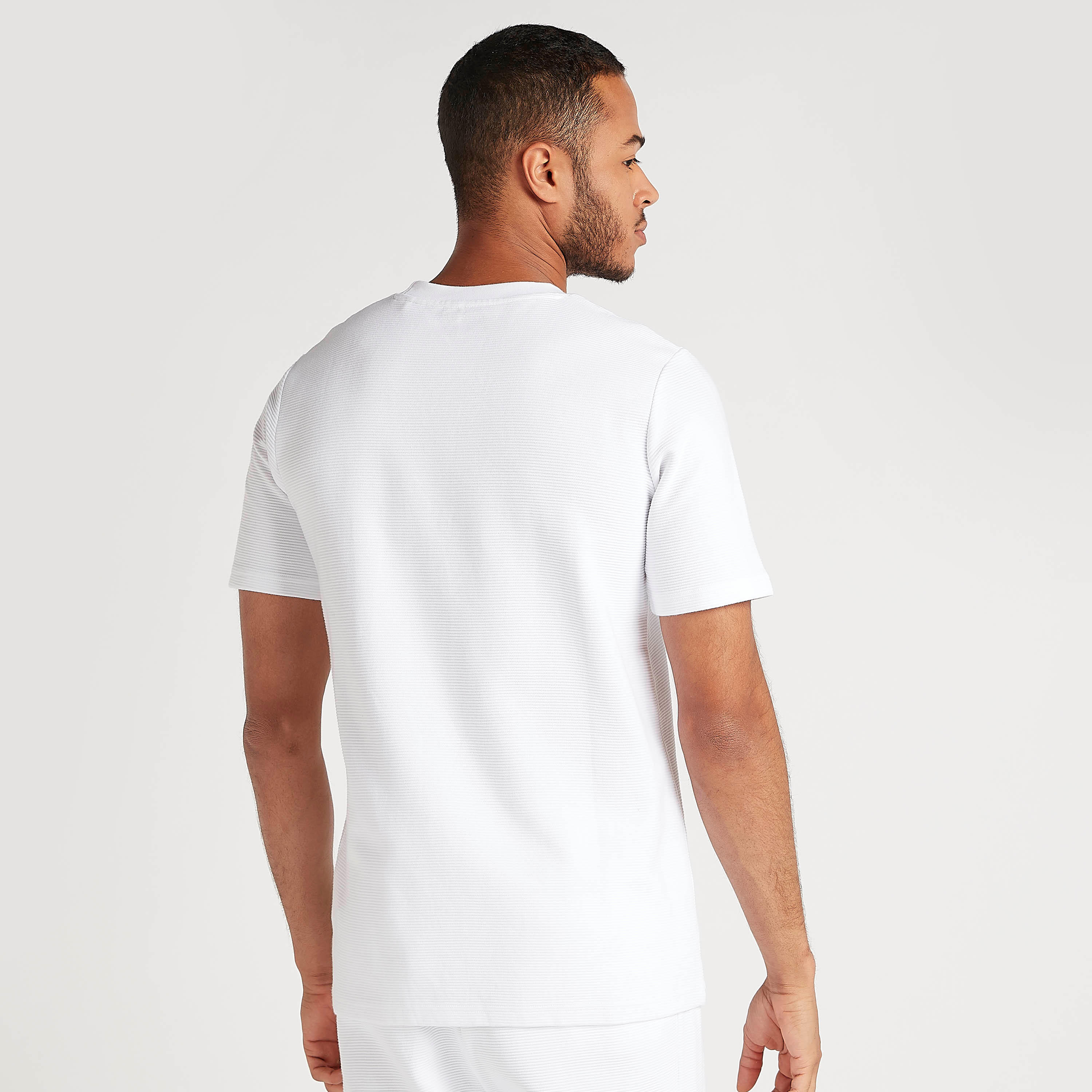 تيشيرت بارز الملمس بياقة ضيّقة وأكمام قصيرة-men-clothing-tshirtsandpolos-tshirts-image-1