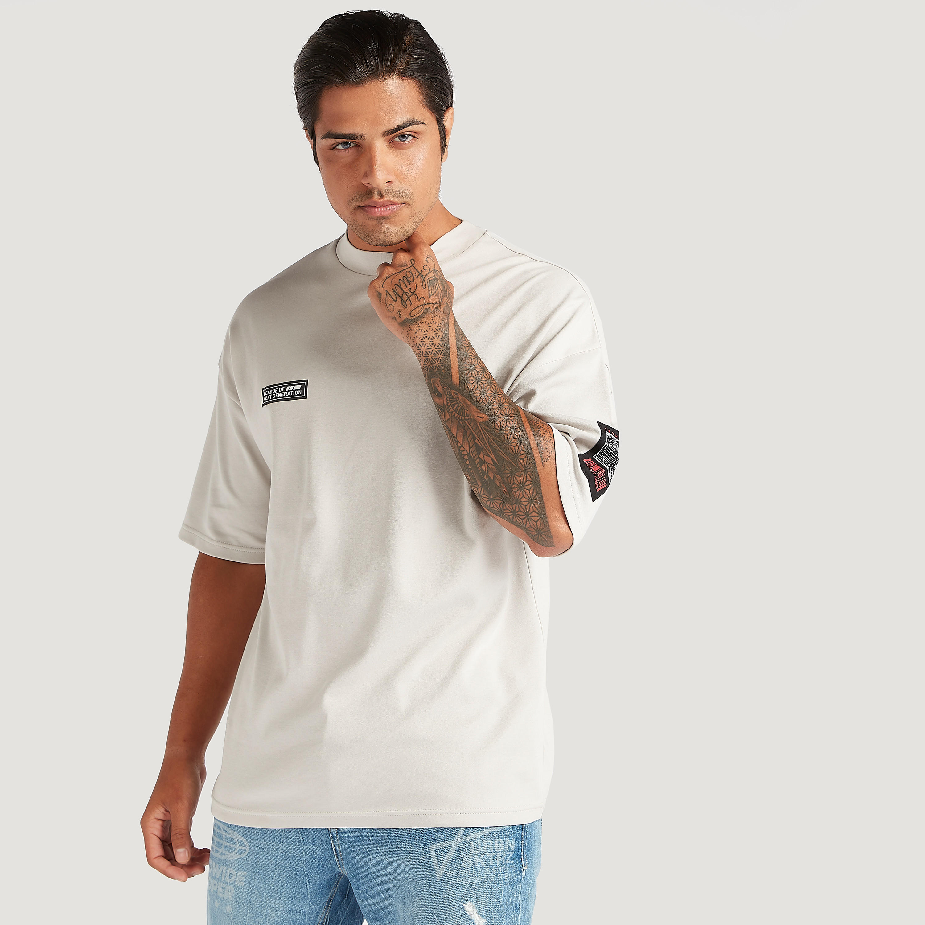تيشيرت بياقة عالية وأكمام قصيرة وطبعات-men-clothing-tshirtsandpolos-tshirts-image-6