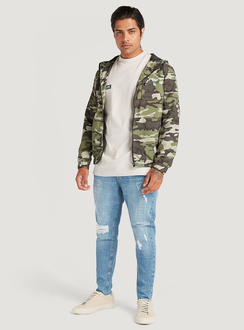 تيشيرت بياقة عالية وأكمام قصيرة وطبعات-men-clothing-tshirtsandpolos-tshirts-image-5