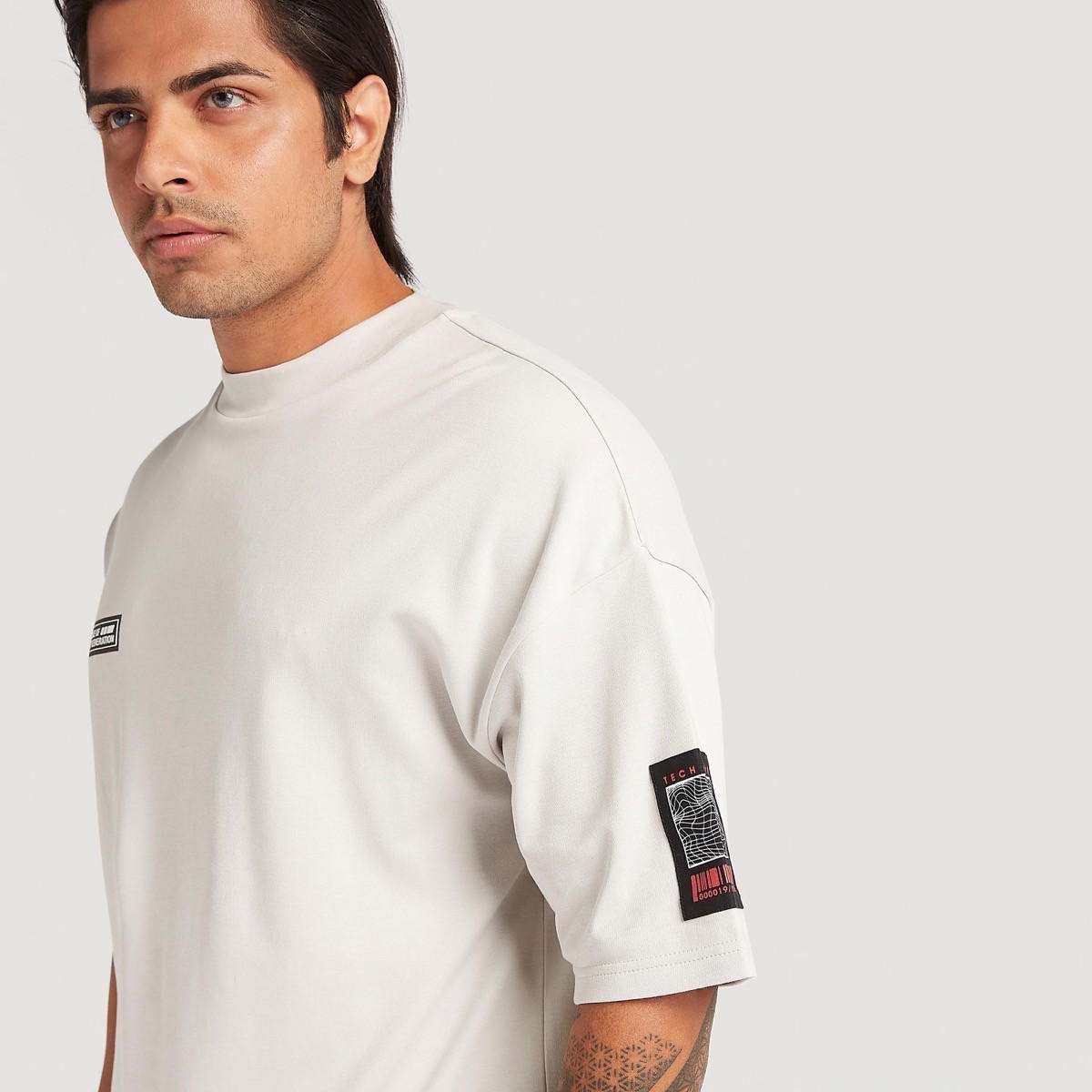 تيشيرت بياقة عالية وأكمام قصيرة وطبعات-men-clothing-tshirtsandpolos-tshirts-image-4