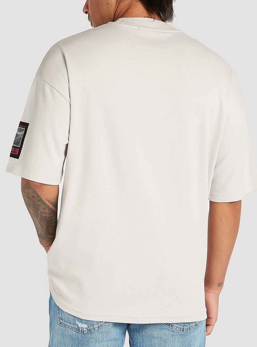 تيشيرت بياقة عالية وأكمام قصيرة وطبعات-men-clothing-tshirtsandpolos-tshirts-image-3