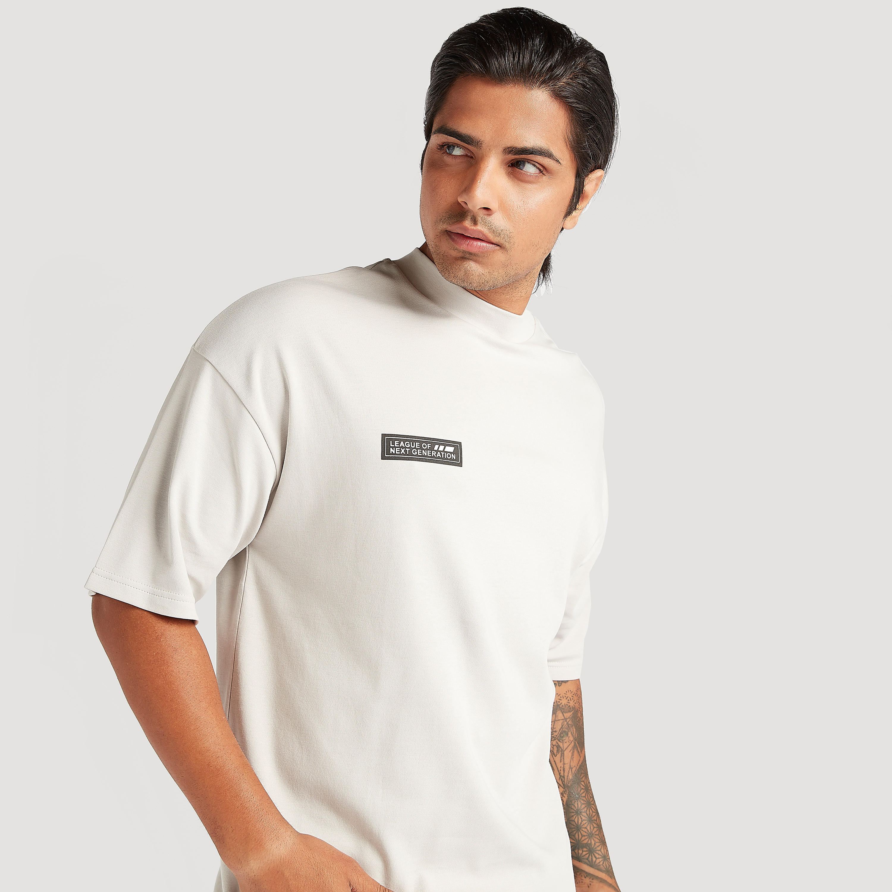 تيشيرت بياقة عالية وأكمام قصيرة وطبعات-men-clothing-tshirtsandpolos-tshirts-image-2