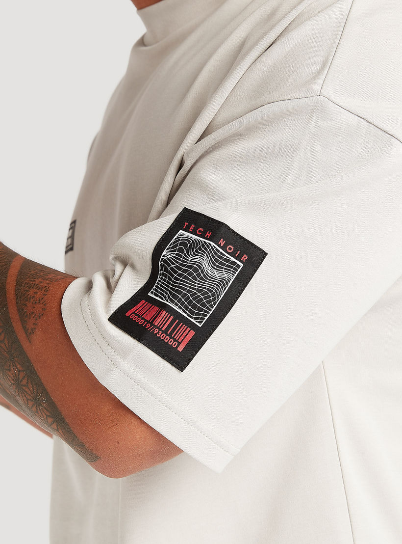 تيشيرت بياقة عالية وأكمام قصيرة وطبعات-men-clothing-tshirtsandpolos-tshirts-image-1
