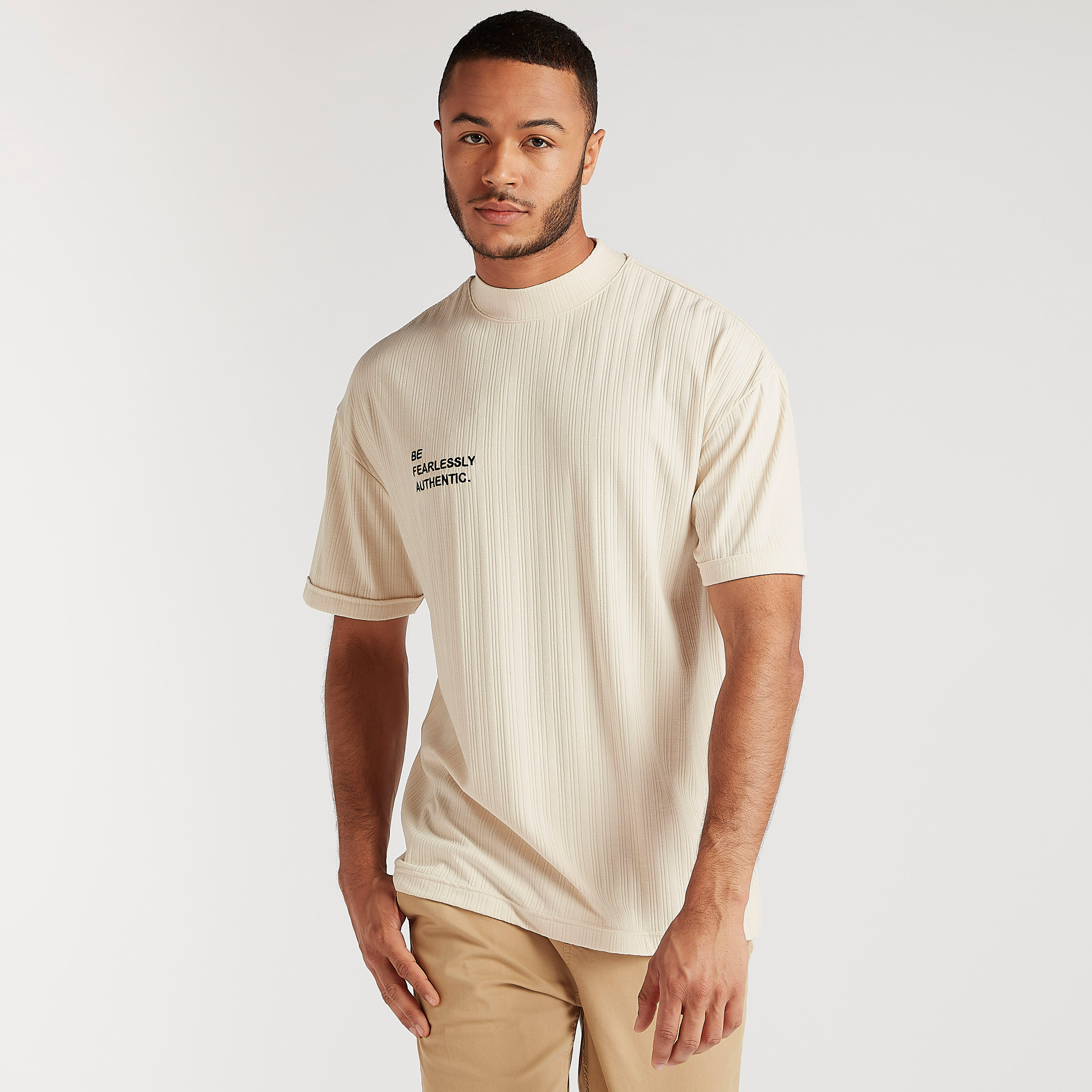 تيشيرت بارز الملمس بياقة ضيّقة وأكمام قصيرة-men-clothing-tshirtsandpolos-tshirts-image-1