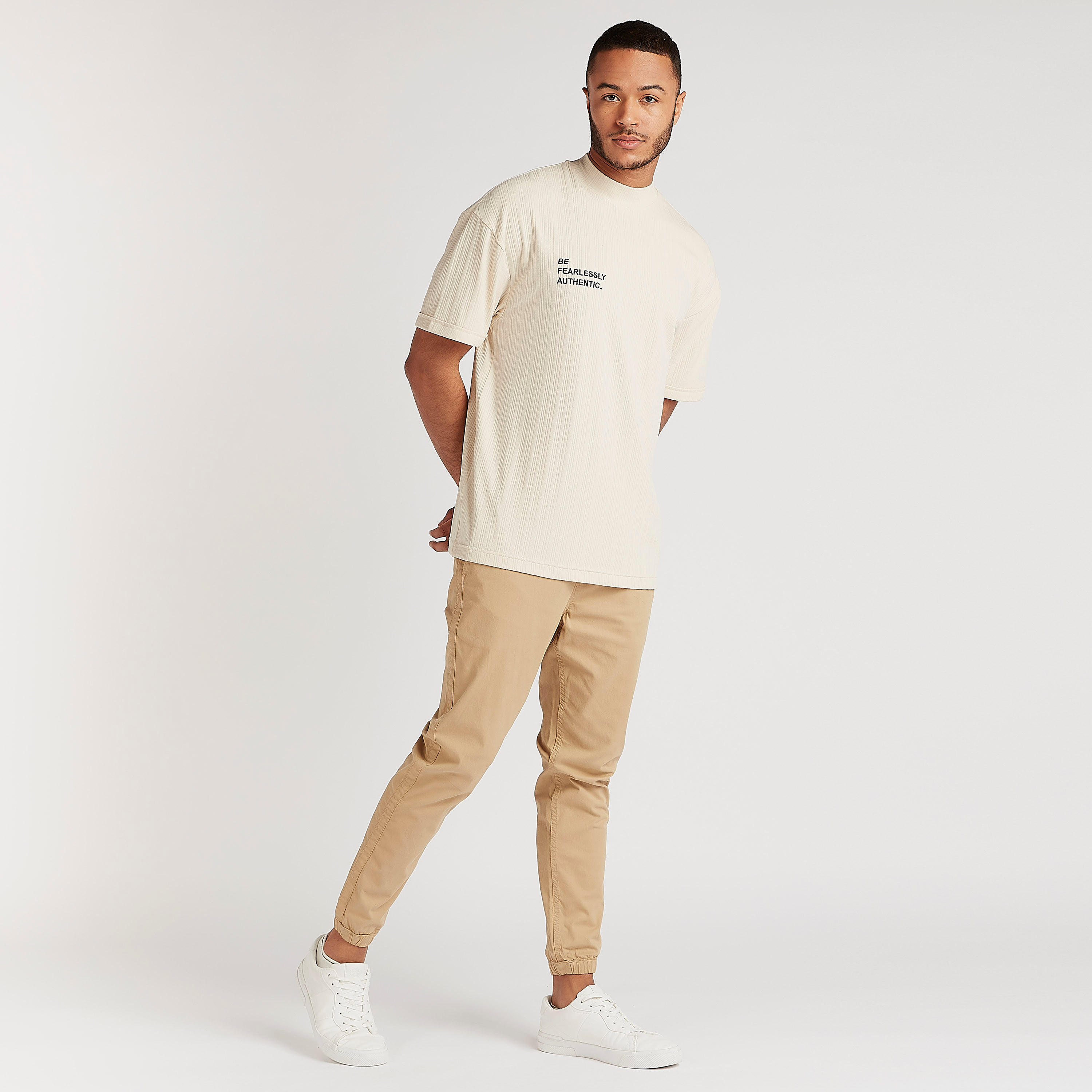 تيشيرت بارز الملمس بياقة ضيّقة وأكمام قصيرة-men-clothing-tshirtsandpolos-tshirts-image-2