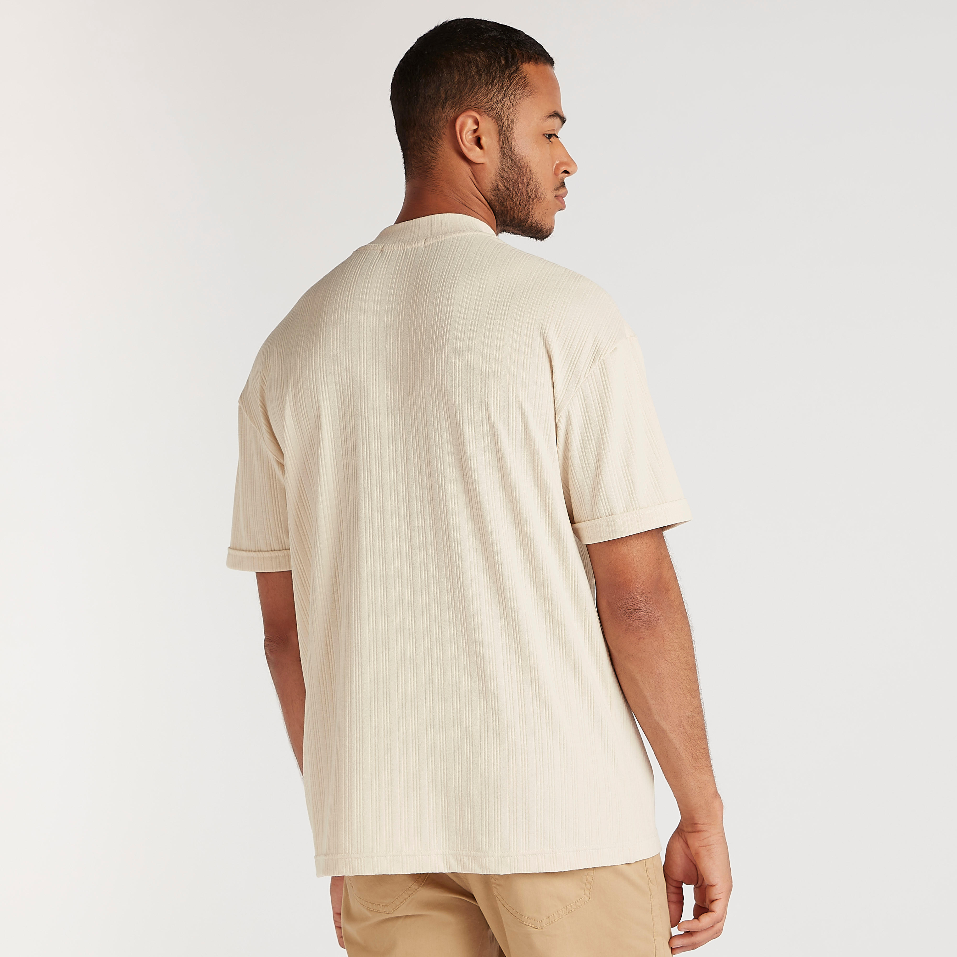 تيشيرت بارز الملمس بياقة ضيّقة وأكمام قصيرة-men-clothing-tshirtsandpolos-tshirts-image-4