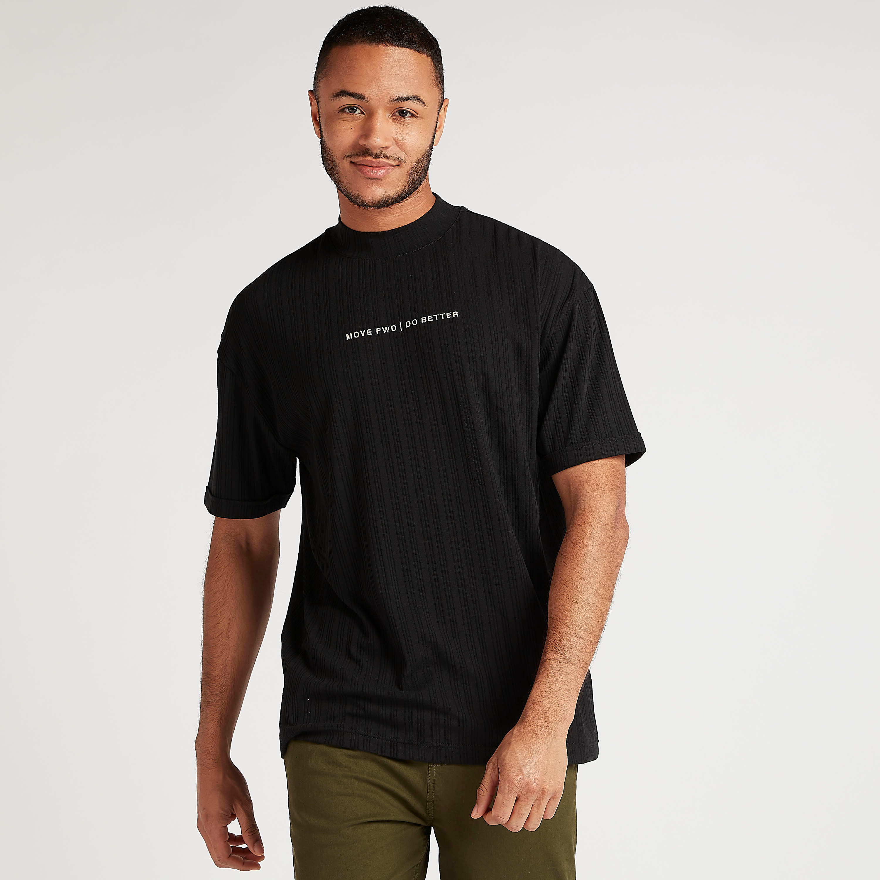 تيشيرت بارز الملمس بياقة ضيّقة وأكمام قصيرة-men-clothing-tshirtsandpolos-tshirts-image-1