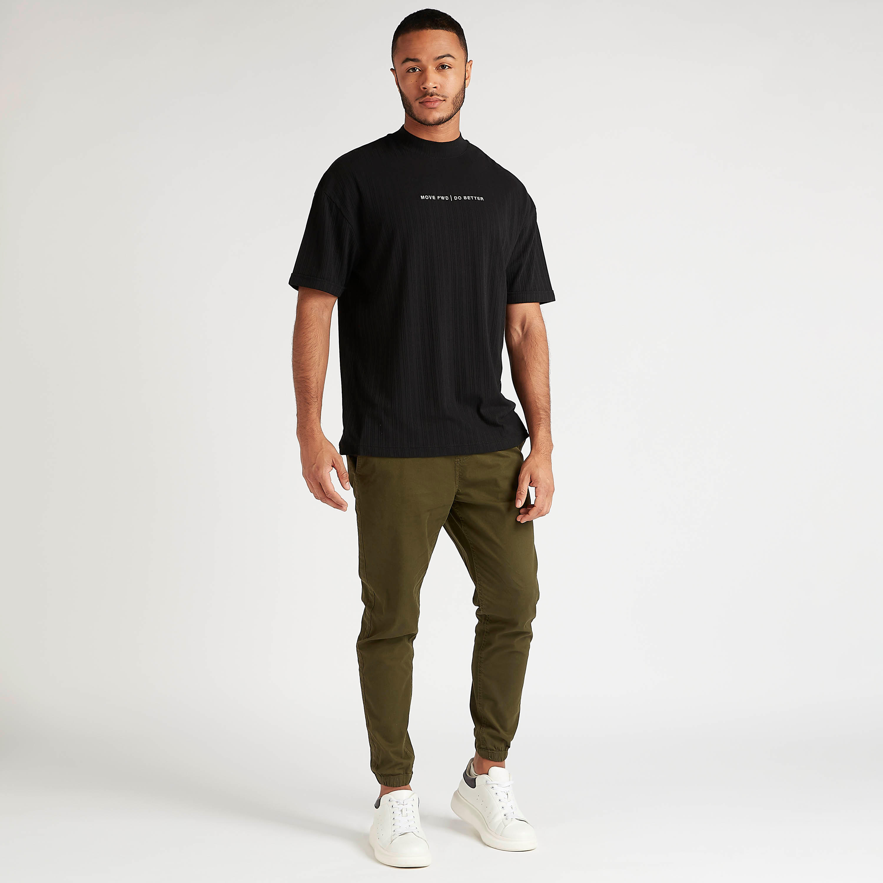 تيشيرت بارز الملمس بياقة ضيّقة وأكمام قصيرة-men-clothing-tshirtsandpolos-tshirts-image-2