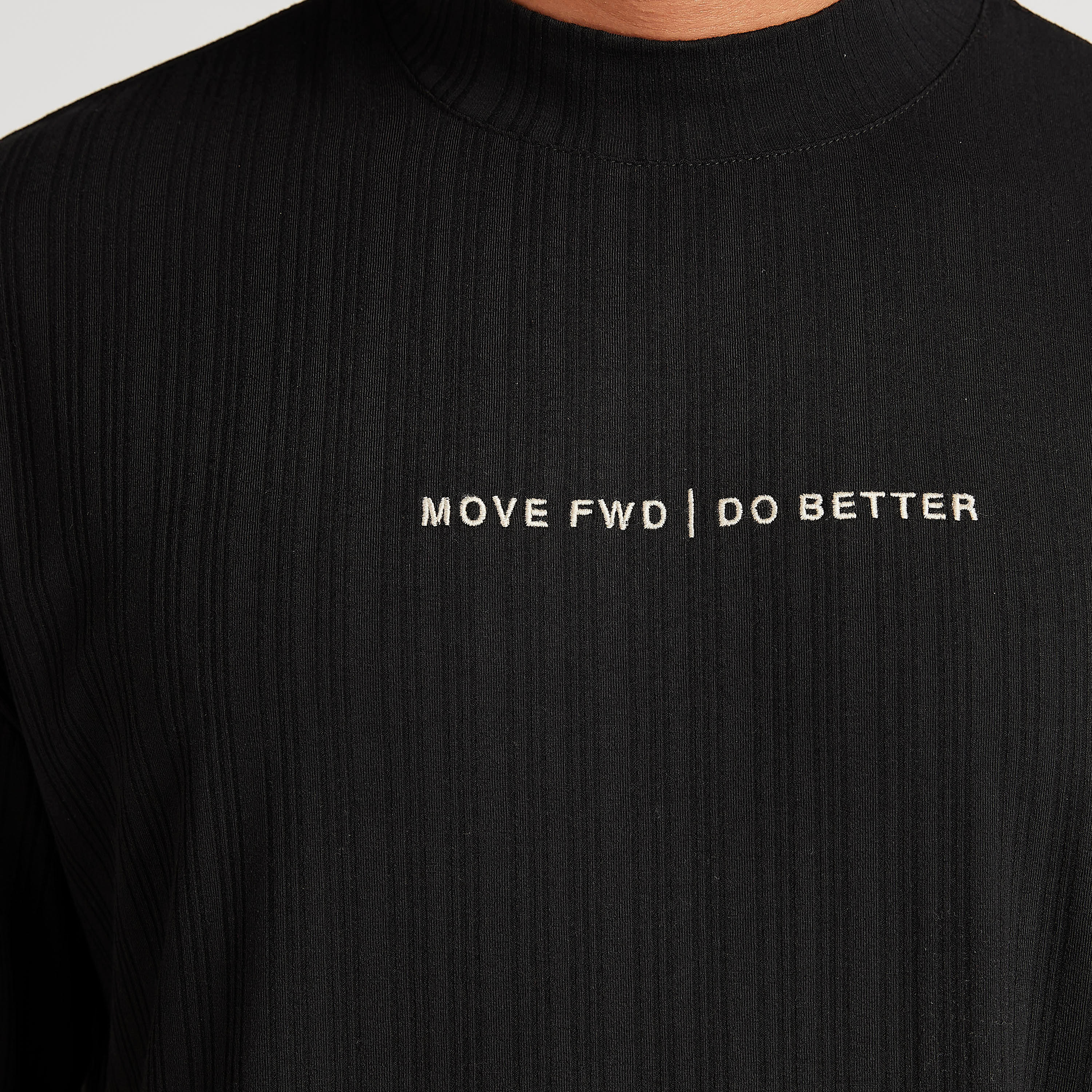 تيشيرت بارز الملمس بياقة ضيّقة وأكمام قصيرة-men-clothing-tshirtsandpolos-tshirts-image-3