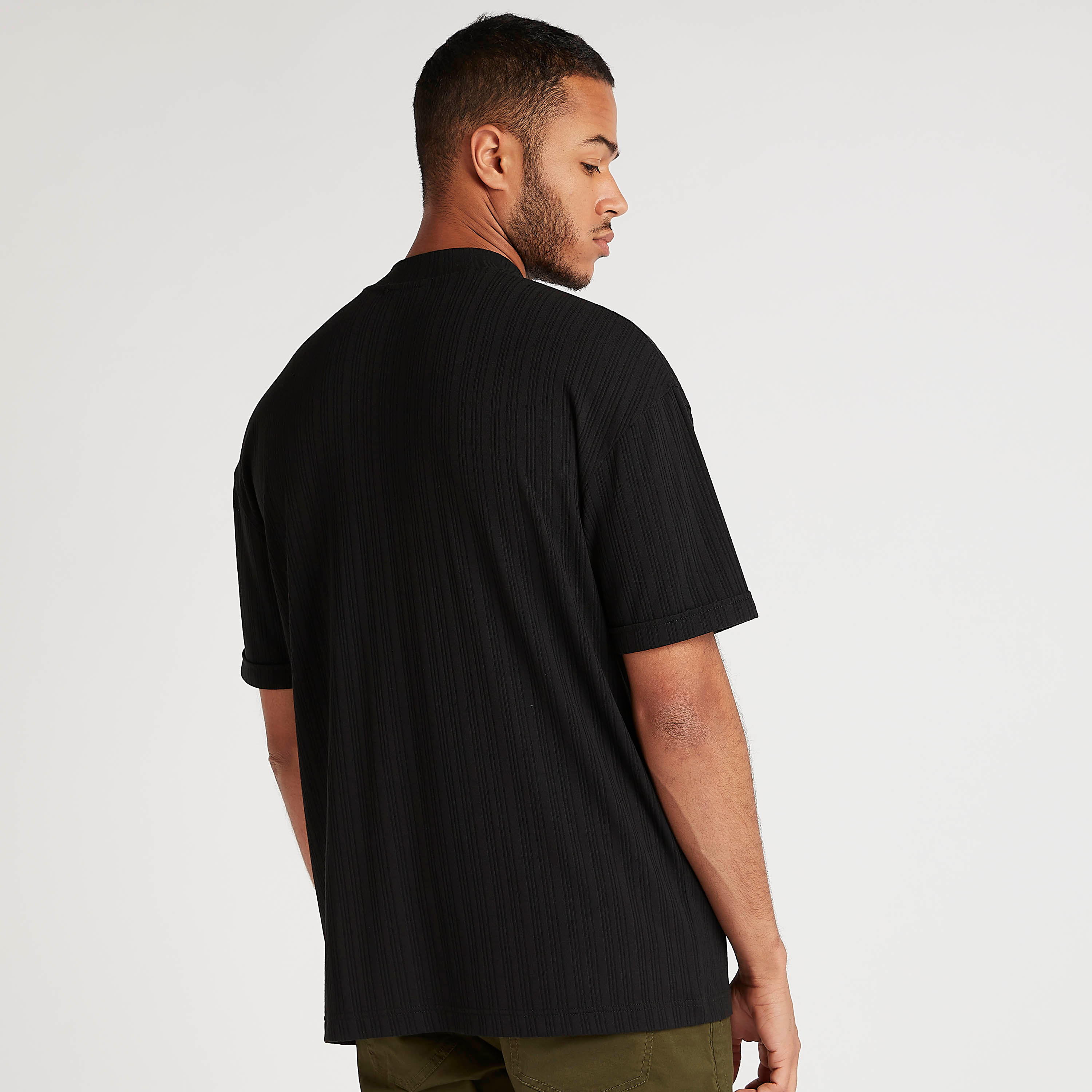 تيشيرت بارز الملمس بياقة ضيّقة وأكمام قصيرة-men-clothing-tshirtsandpolos-tshirts-image-4