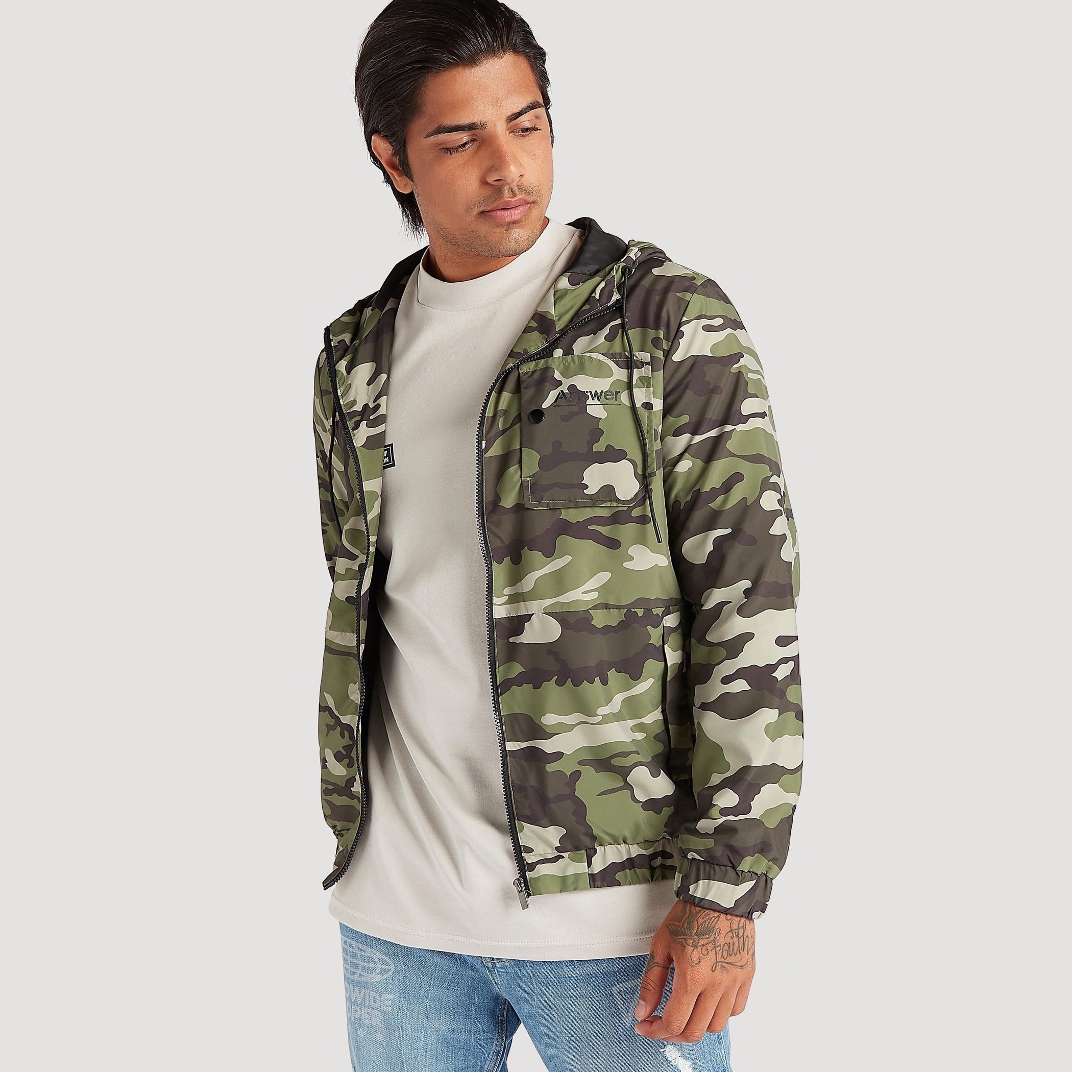 جاكيت بقصّة عادية وطبعات مموّهة مع قبّعة وأكمام طويلة-men-clothing-jacketsandblazers-jackets-image-1